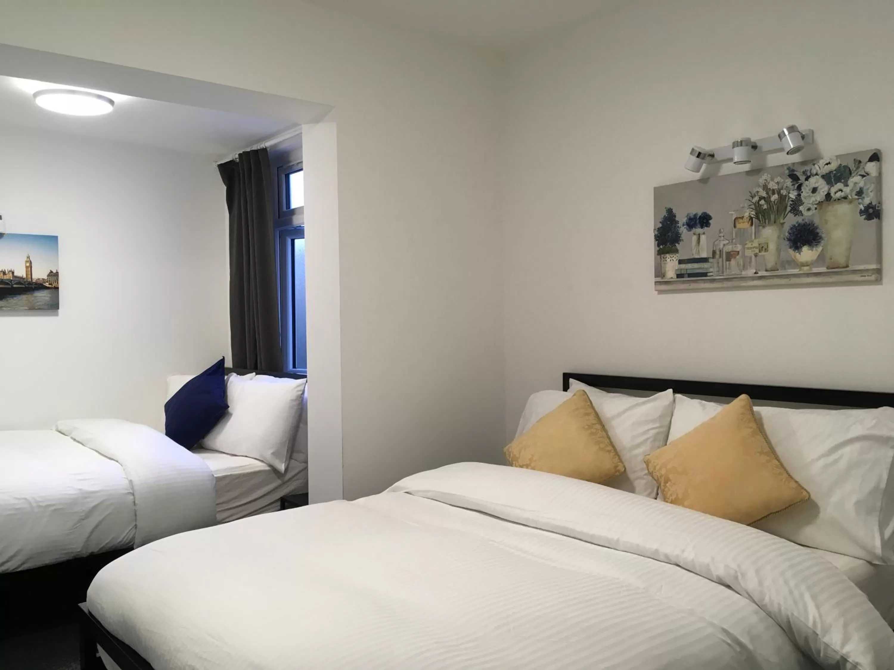 Twin Room with Private Bathroom in Wanstead Hotel