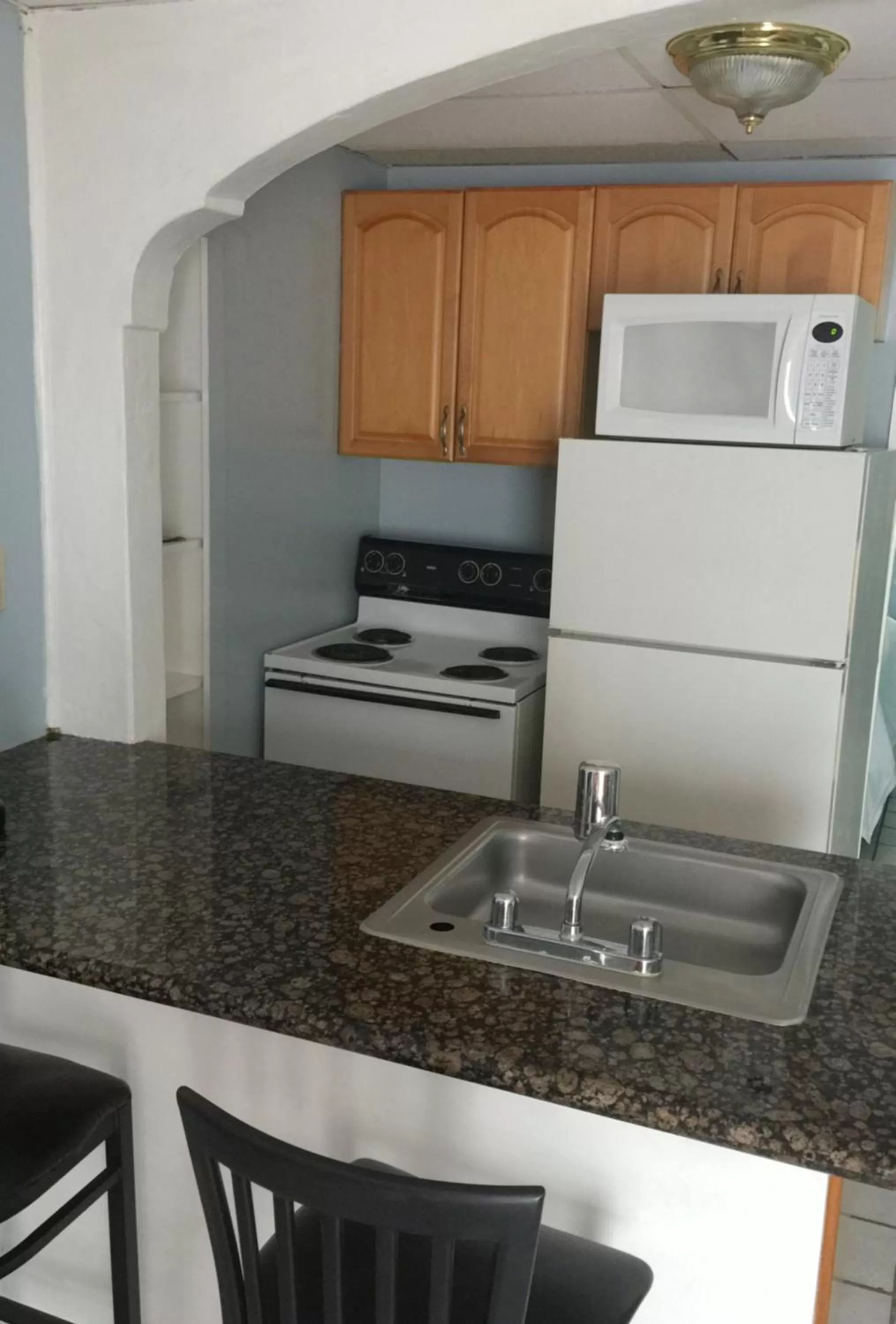 Deluxe Queen One-Bedroom Apartment in St Maurice Beach Inn