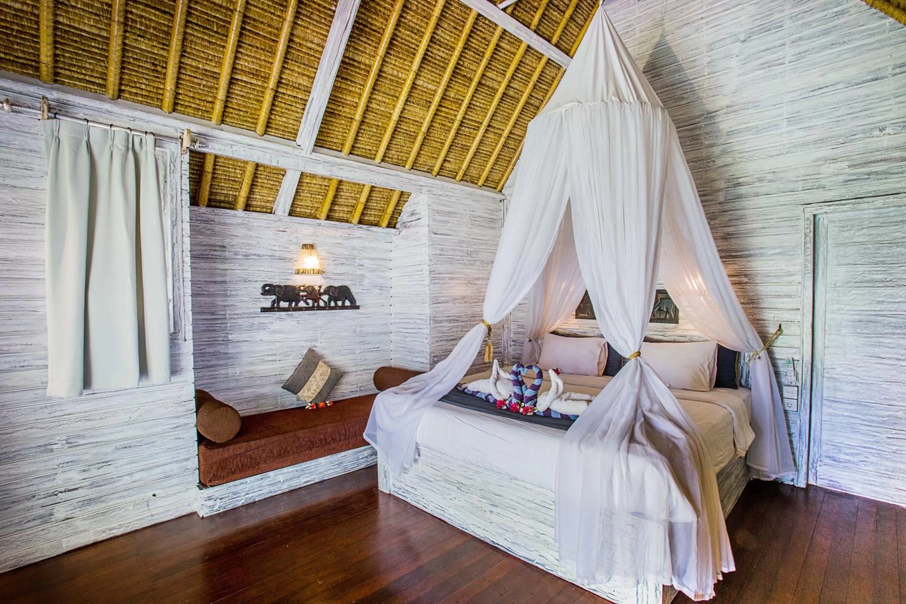 Superior One-Bedroom Huts with Garden View in Bay Shore Huts