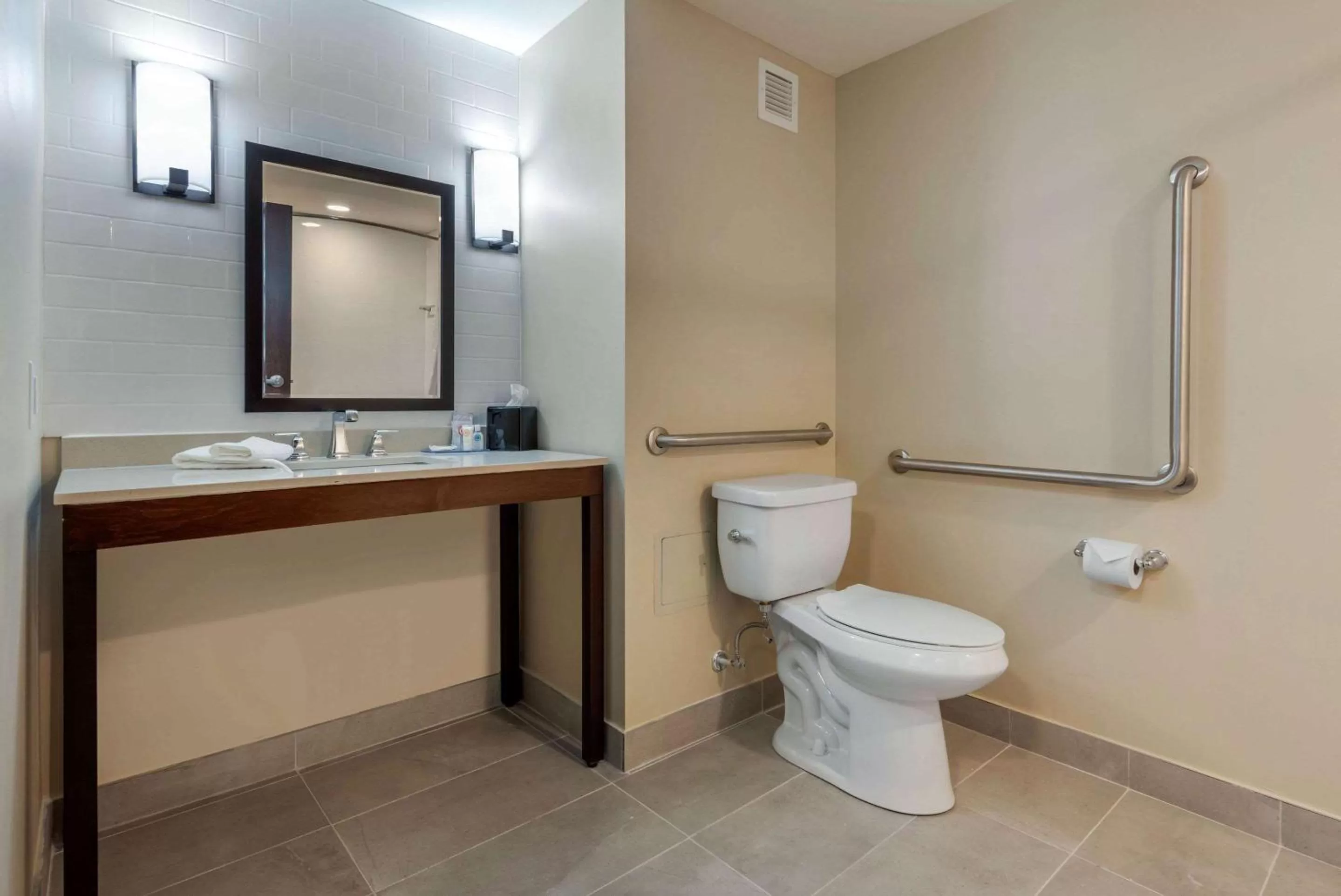 King Room - Disability Access/Non-Smoking in Comfort Inn & Suites