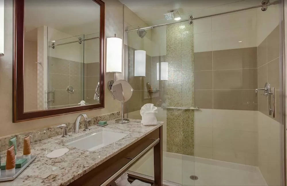 Queen Room - Disability Access in Cliff Castle Casino Hotel