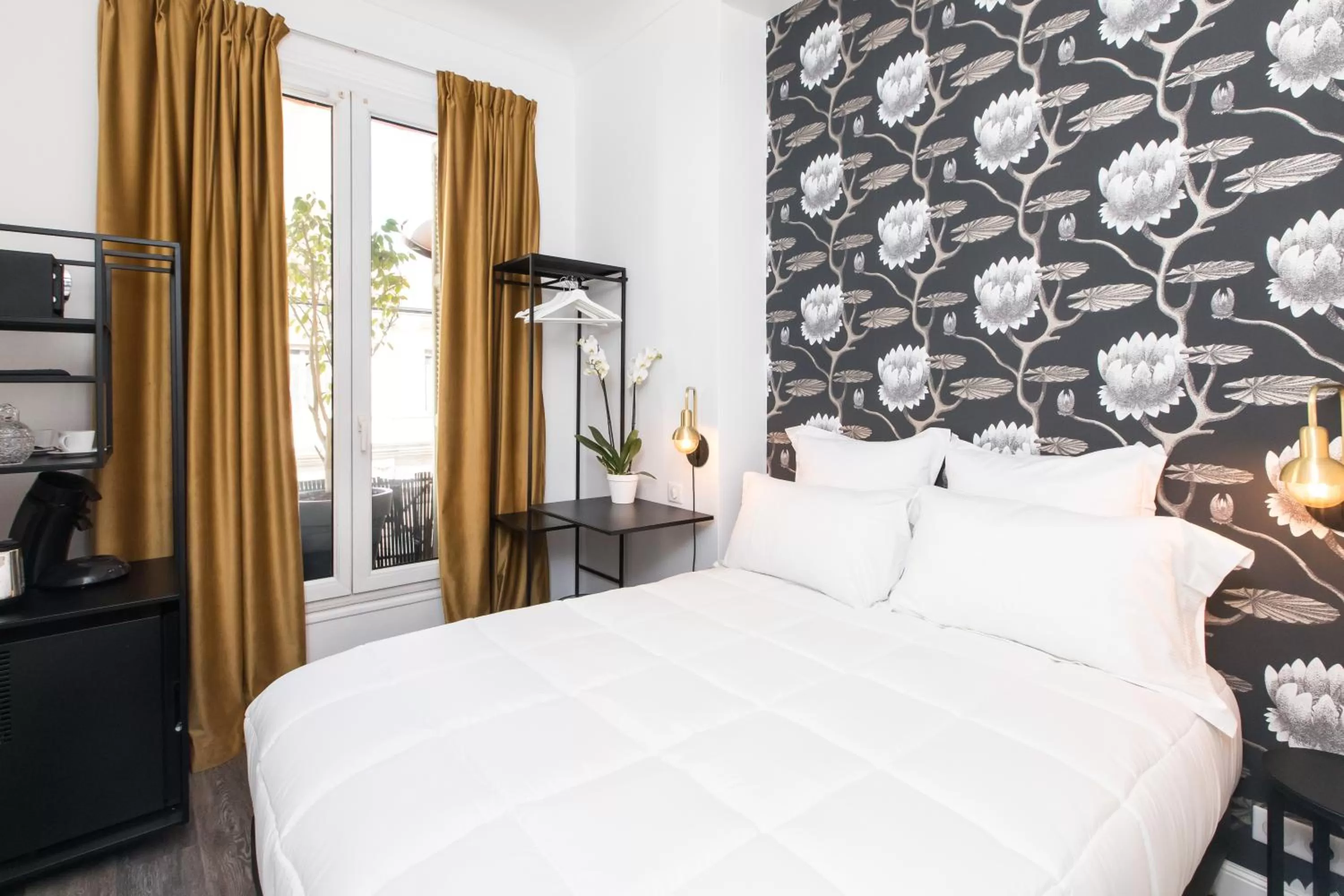 Small Double Room with street view in Arome Hôtel