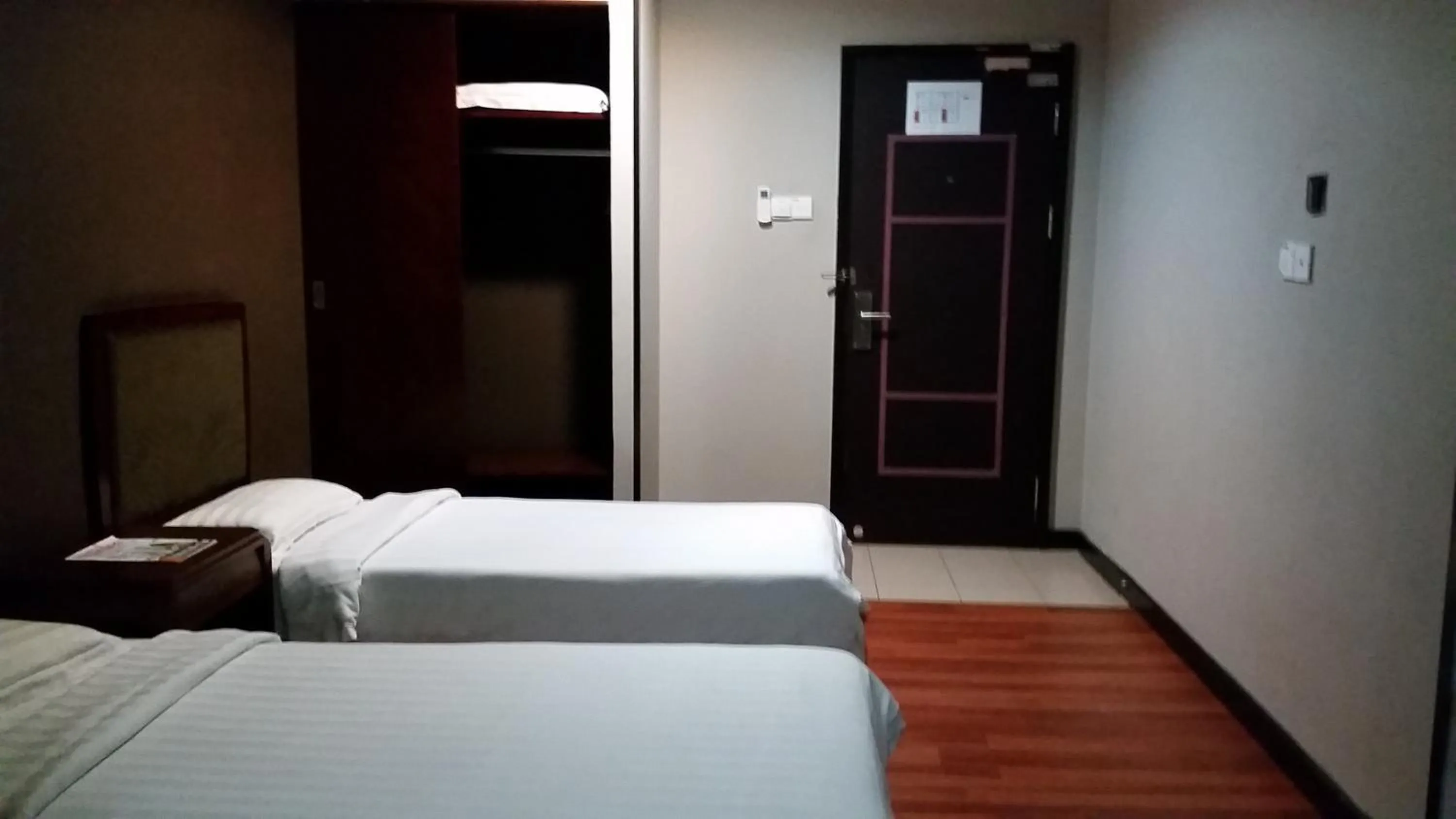 Economy Twin Room in Hotel Sadong88