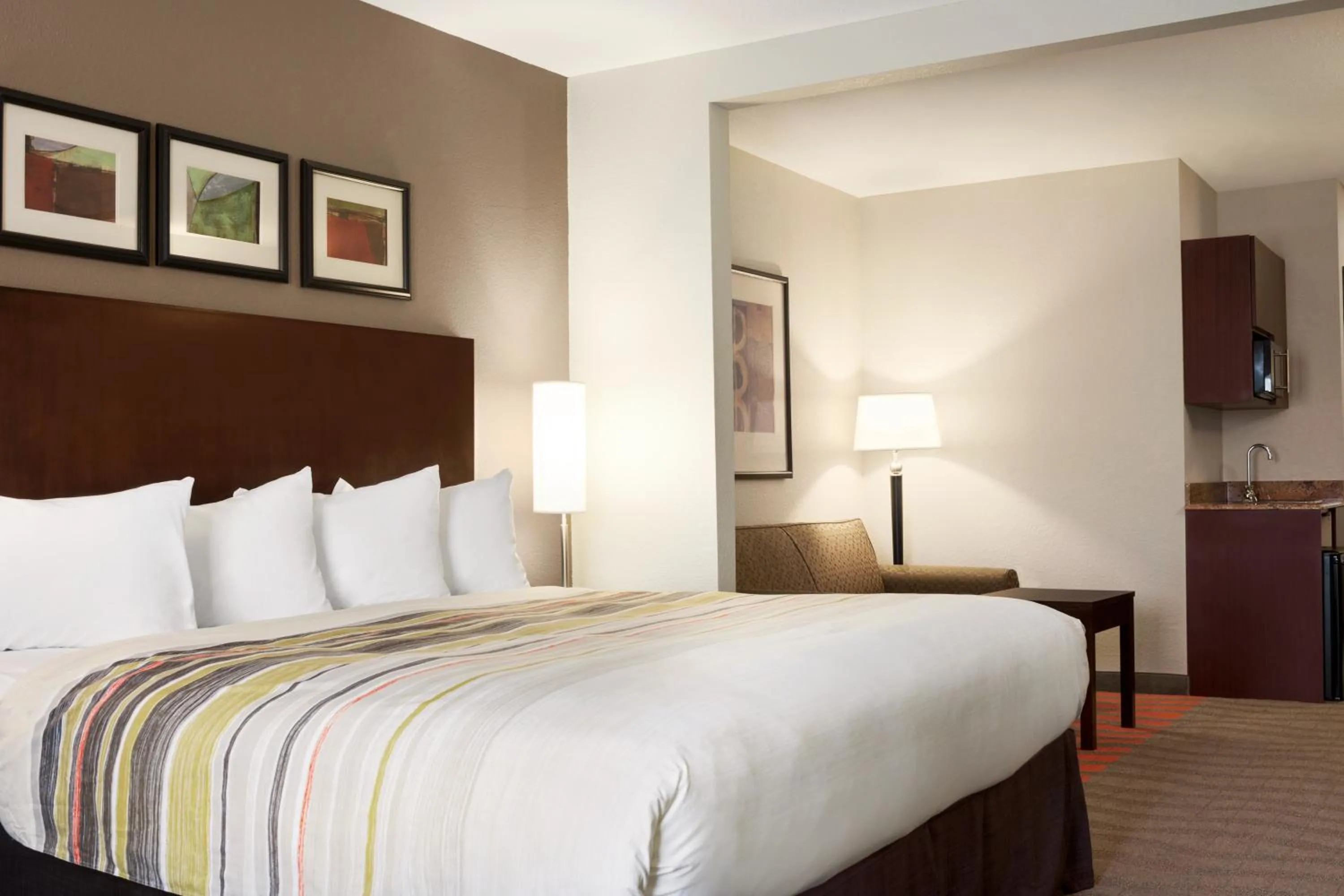 King Room in Country Inn & Suites by Radisson, Dearborn, MI