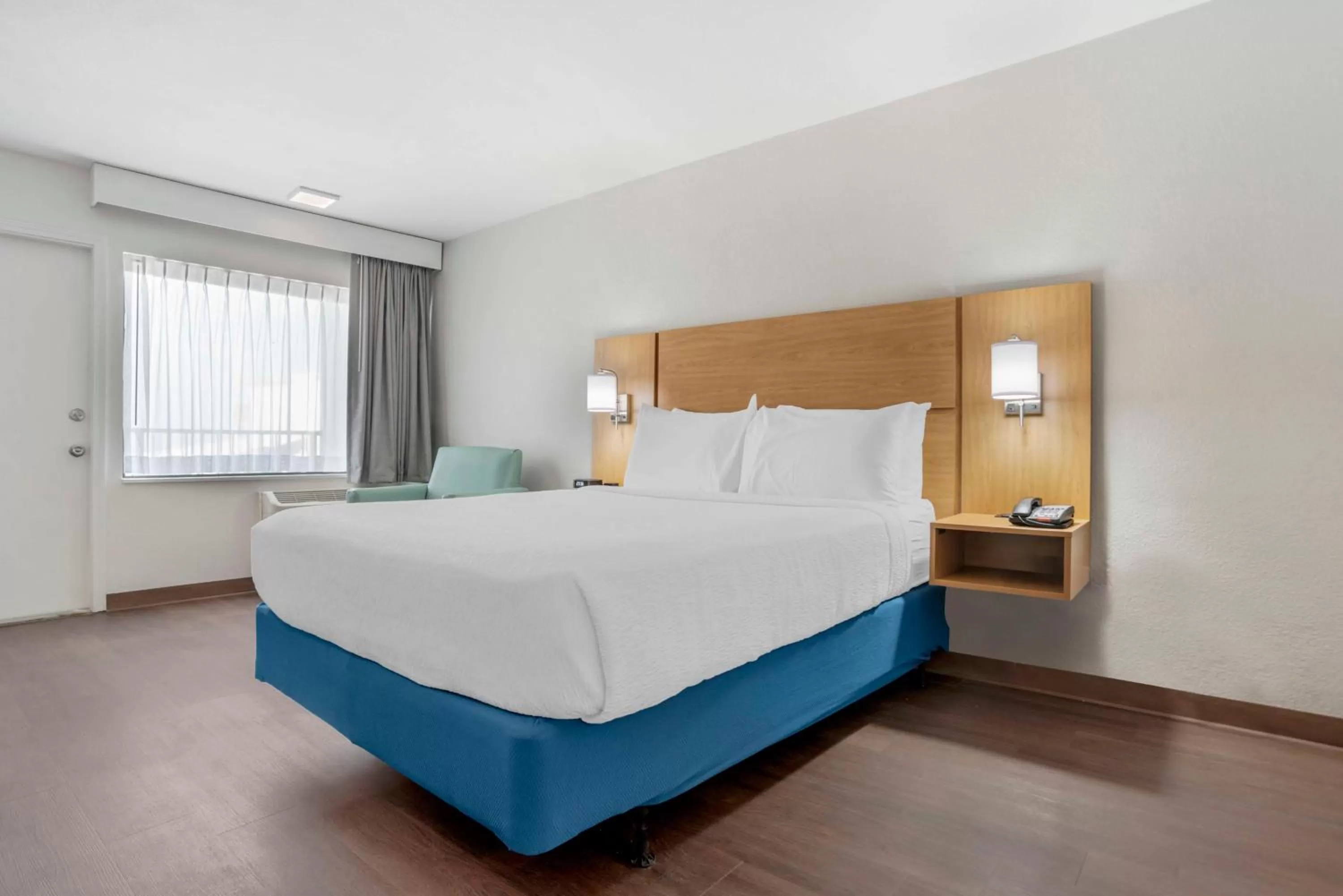 Queen Room with Roll-In Shower - Disability Access/Non-Smoking in Chateau Beachfront Hotel, a By the Sea Resort