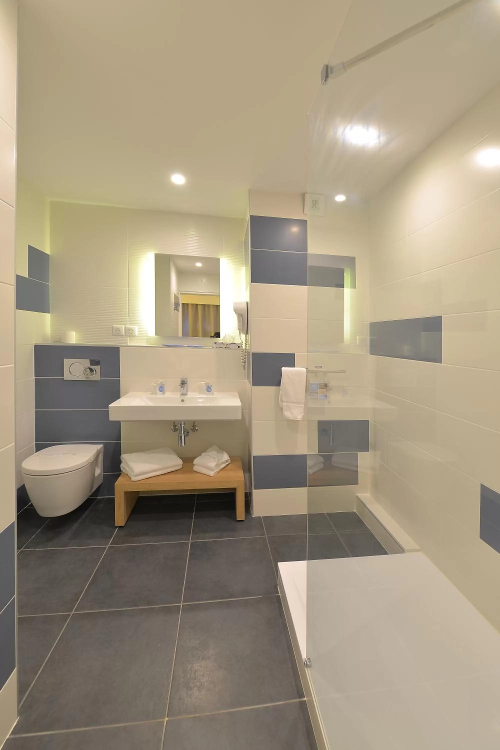 Standard Room - 1 Double Bed 2 Single Beds in Kyriad Montpellier Est - Lunel