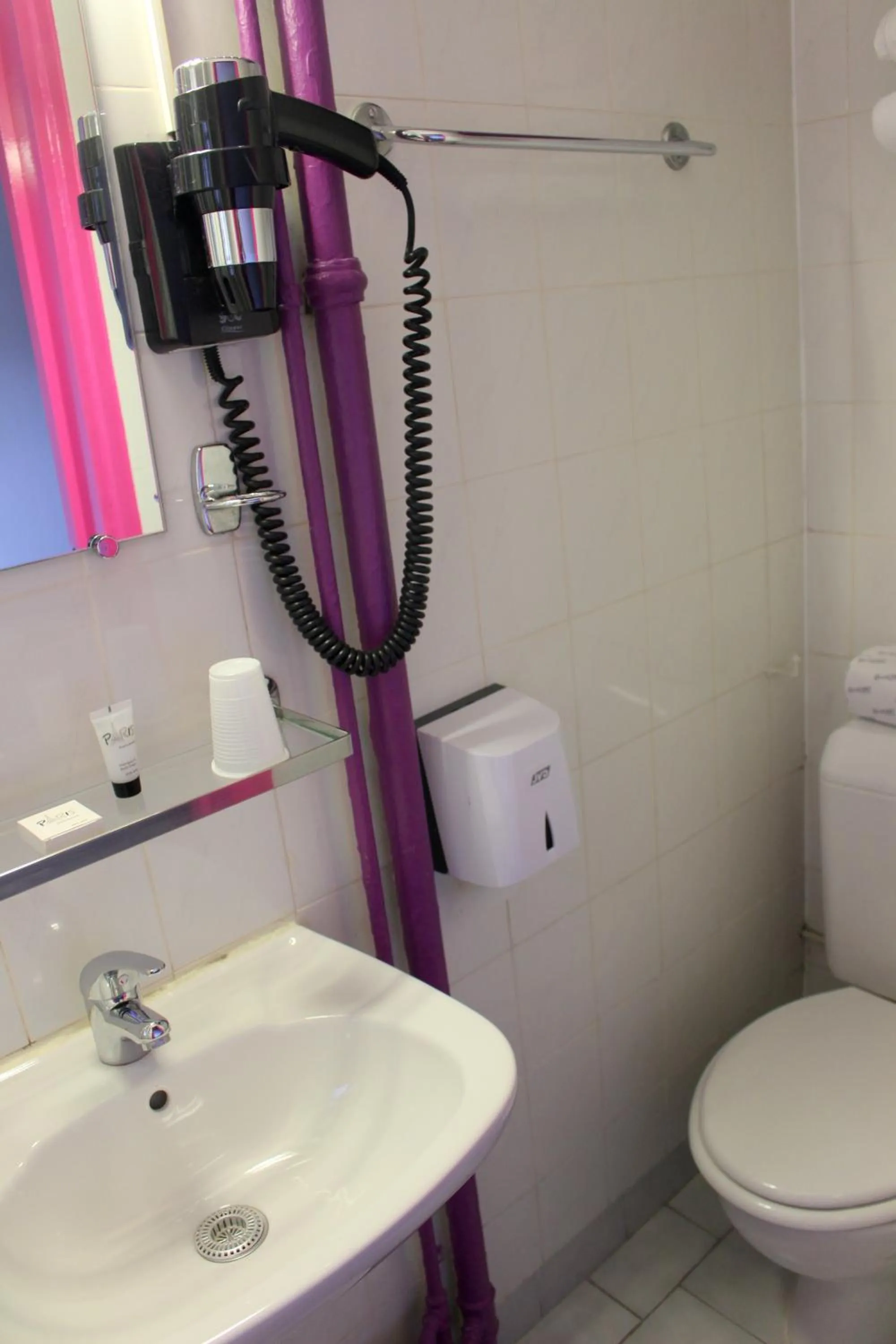 Budget Double Room in Arty Paris Porte de Versailles by River