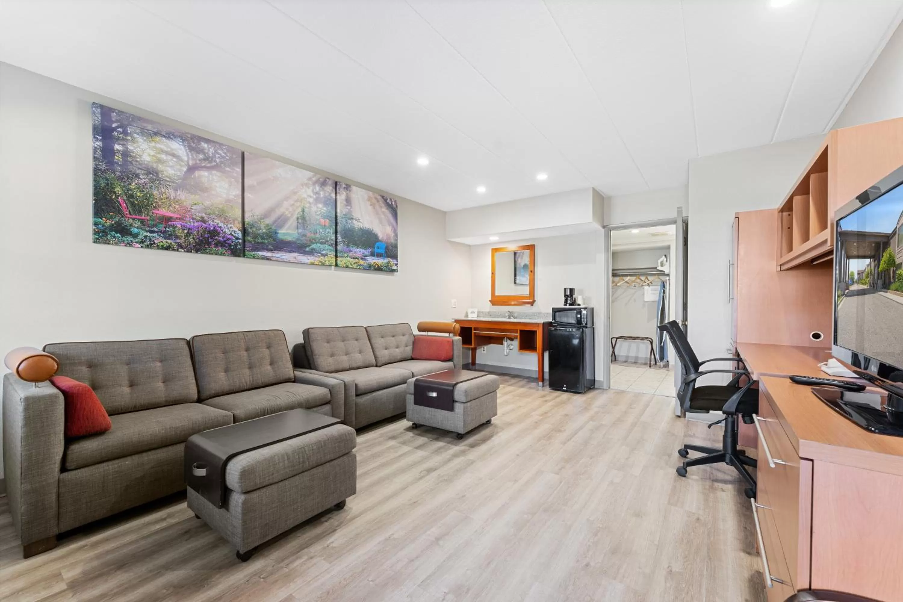 One-Bedroom King Suite - Non-Smoking in Days Inn & Suites by Wyndham Roseville/Detroit Area