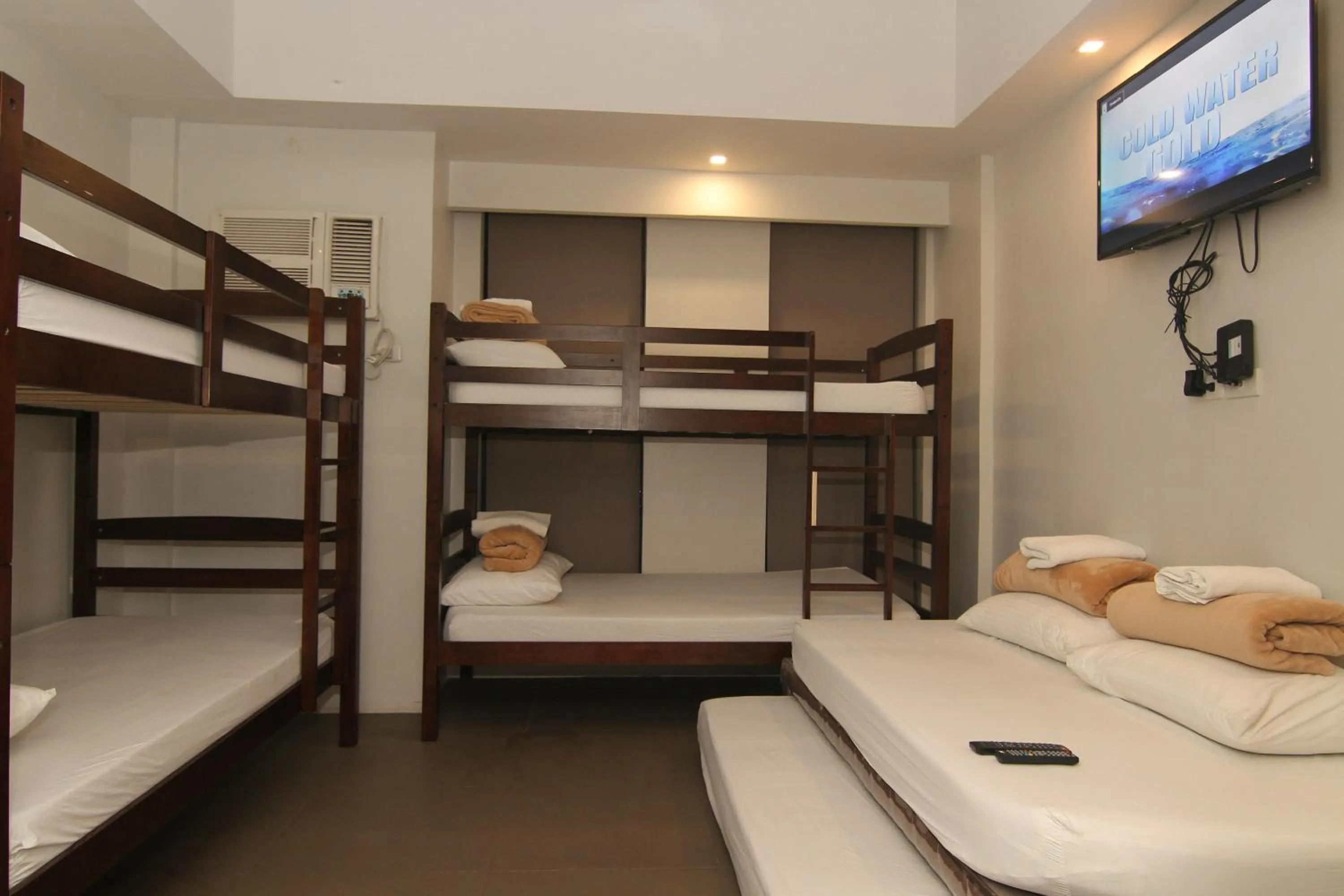 Quintuple Room (5 Adults) in Mabolo Royal Hotel