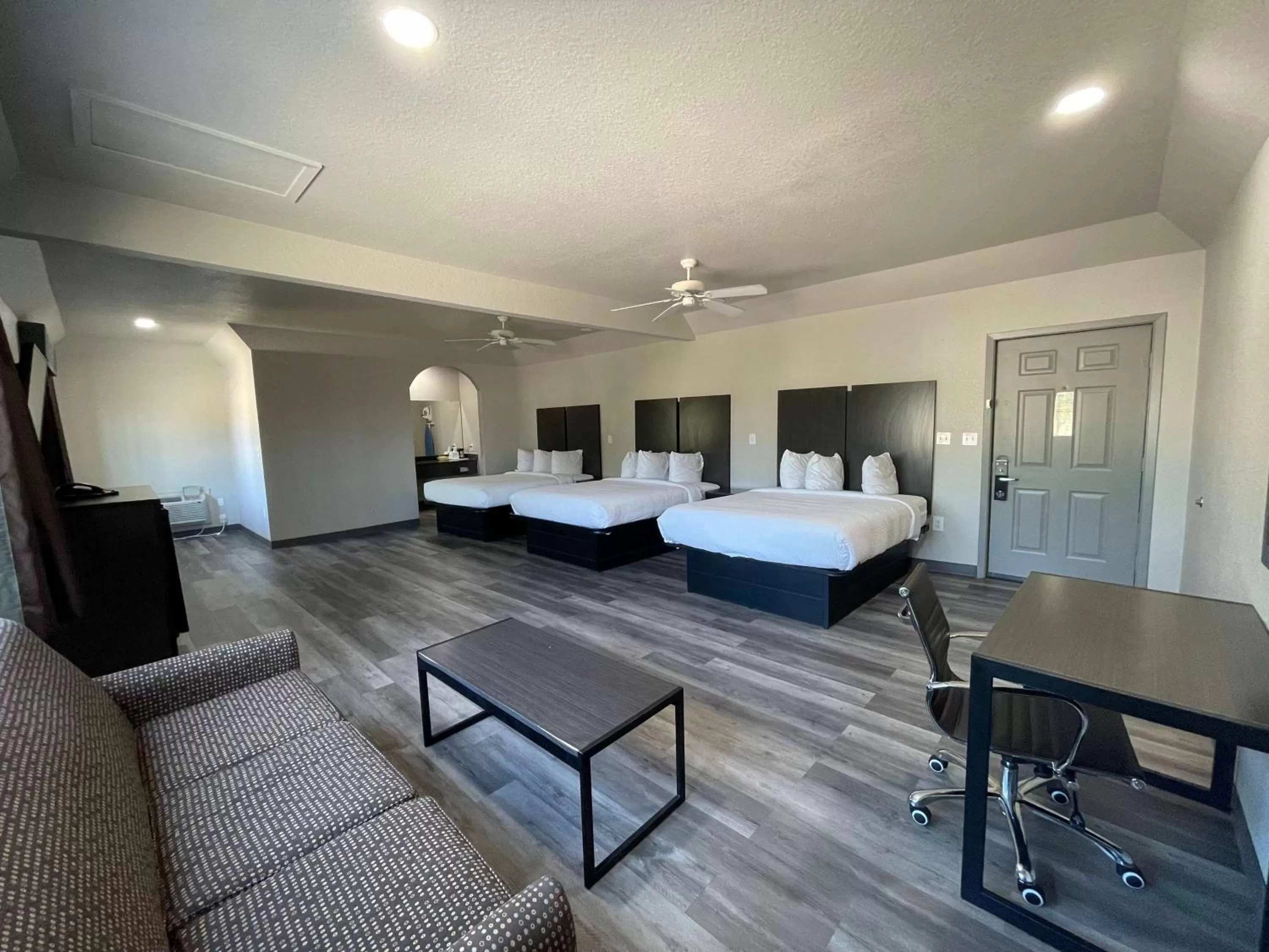 Executive Queen Suite - Non-Smoking in Days Inn by Wyndham Dickinson TX