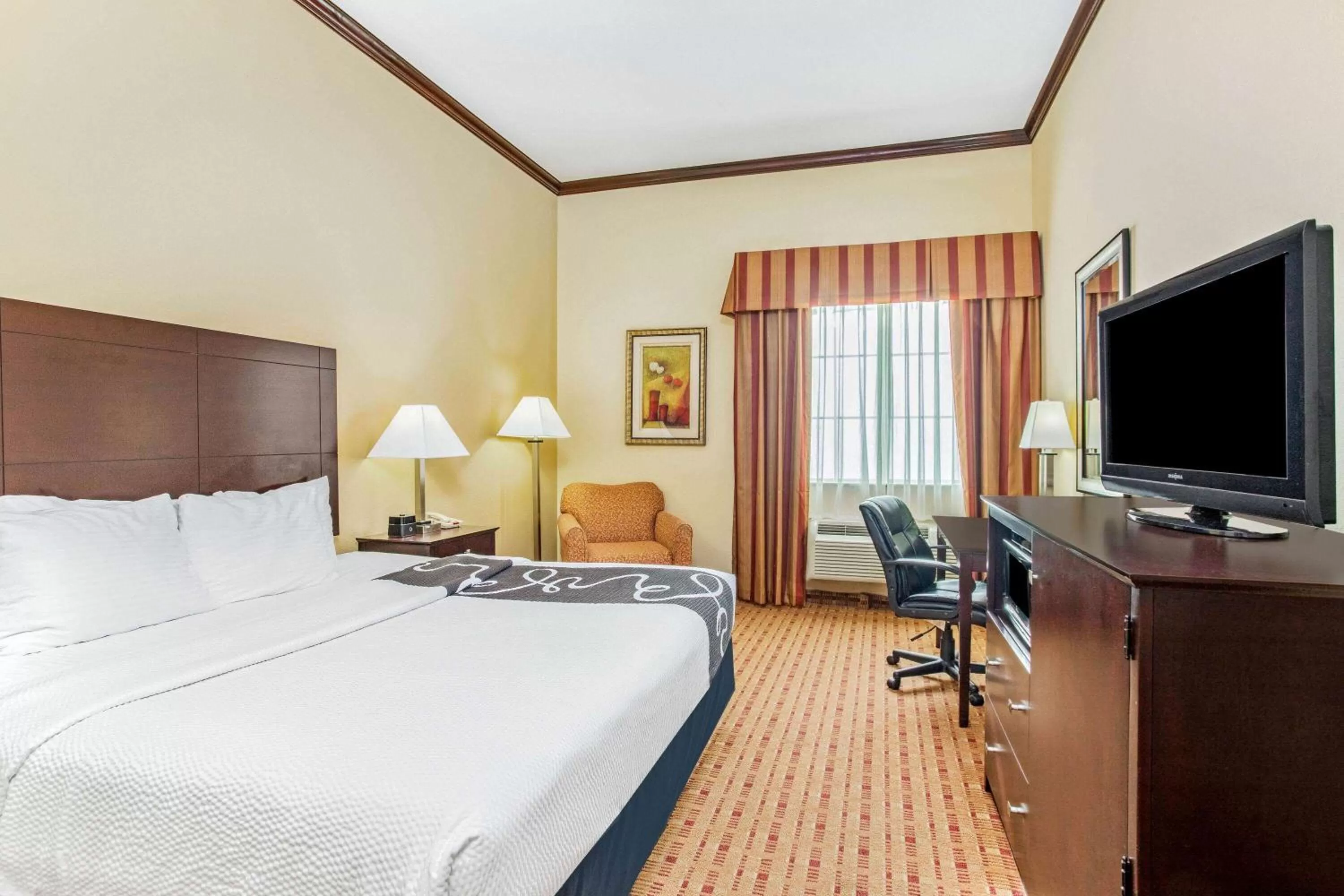 Deluxe King Room with Bath Tub - Mobility/Hearing Accessible - Non-Smoking in La Quinta by Wyndham Ennis