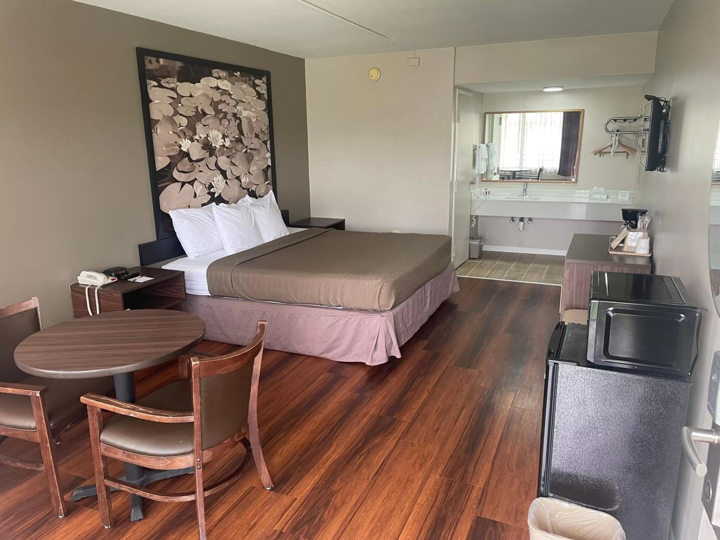 King Room - Non-Smoking in Super 8 by Wyndham Valdosta Mall