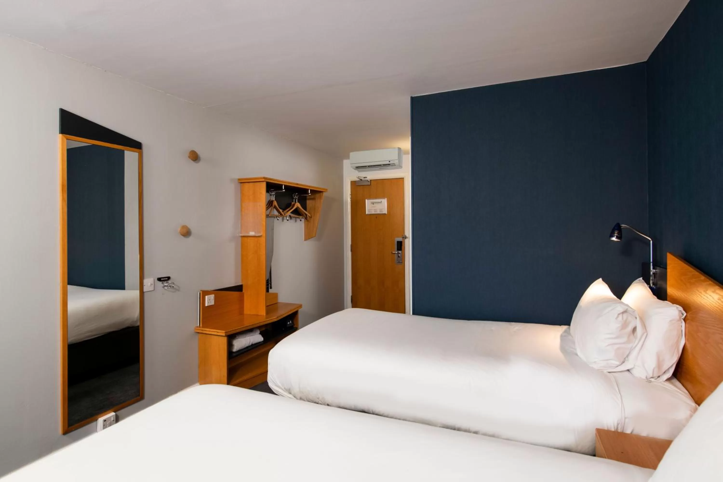 Standard Twin Room with Free Hot Breakfast in Holiday Inn Express Warwick - Stratford-upon-Avon by IHG