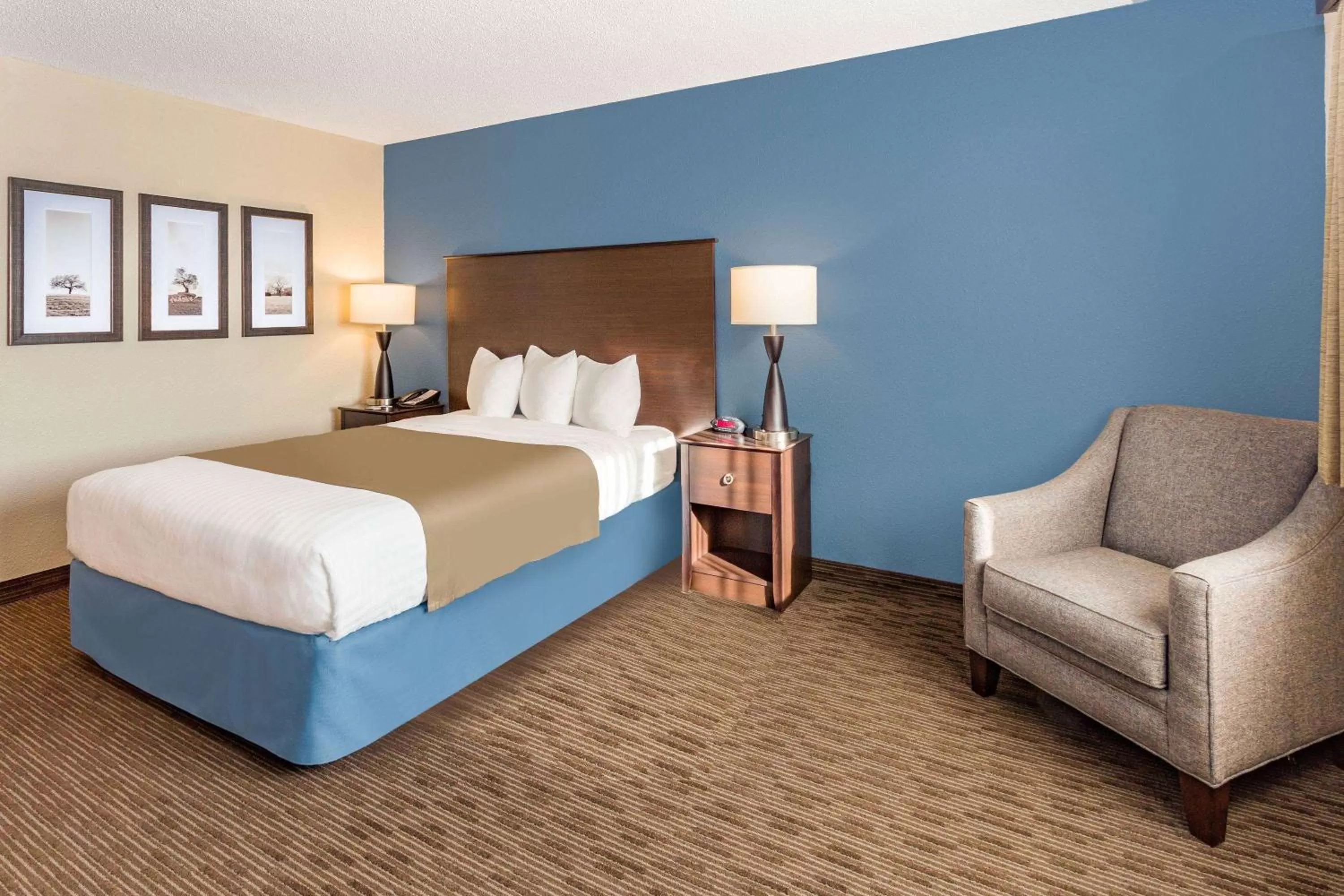 Queen Room - Mobility Access/Non-Smoking in AmericInn by Wyndham Sleepy Eye