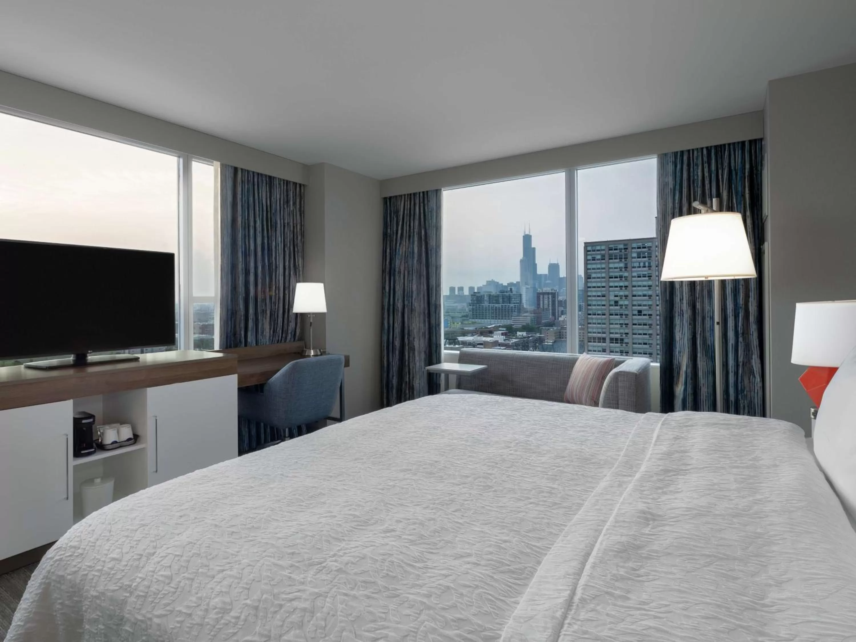 Bedroom, Bed in Hampton Inn Chicago McCormick Place