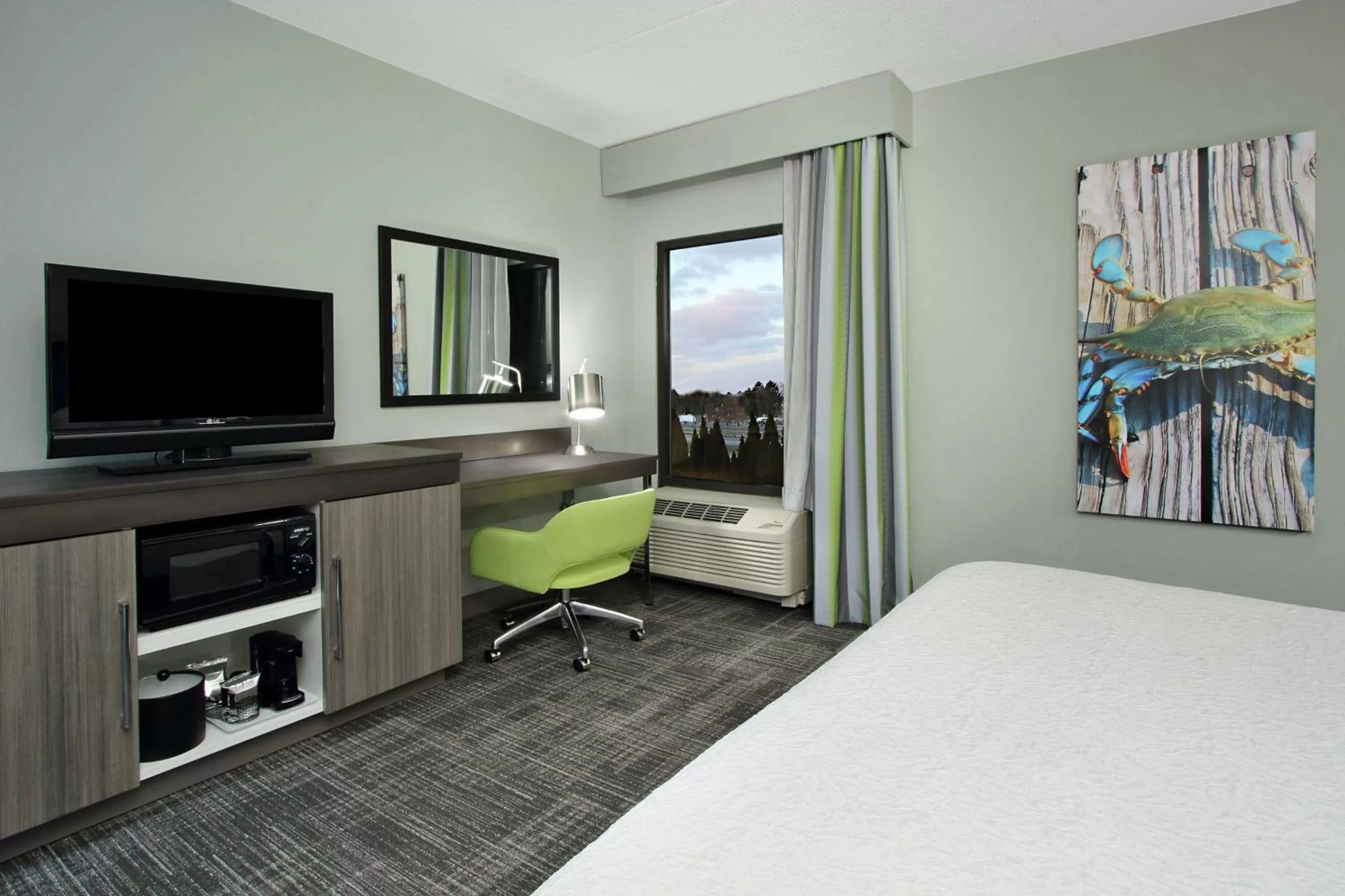 King Room with Accessible Tub - Mobility and Hearing Access/Non-Smoking in Hampton Inn Hagerstown-Maugansville
