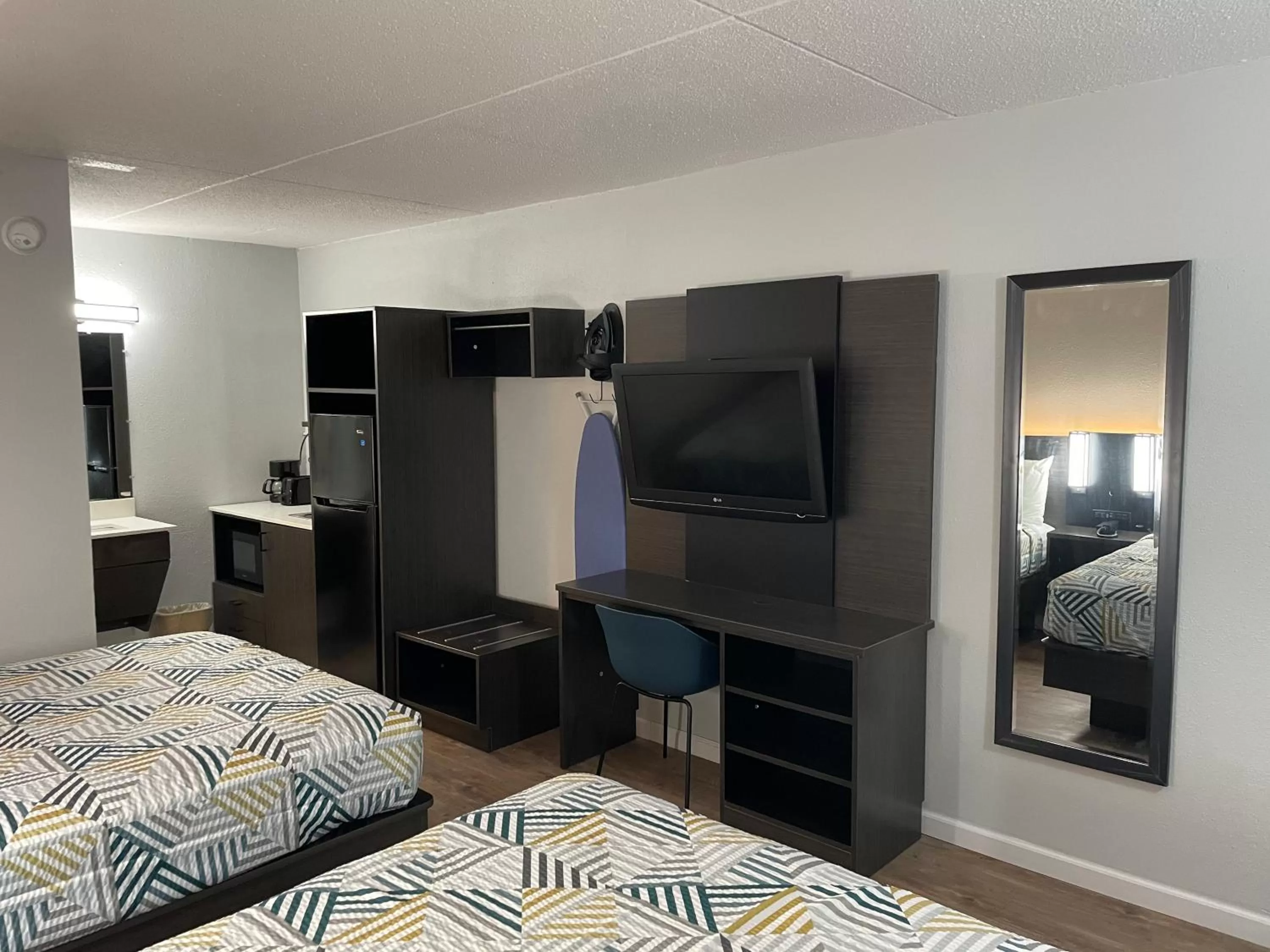 Quadruple Room - Smoking in Studio 6 Vicksburg, MS- Downtown