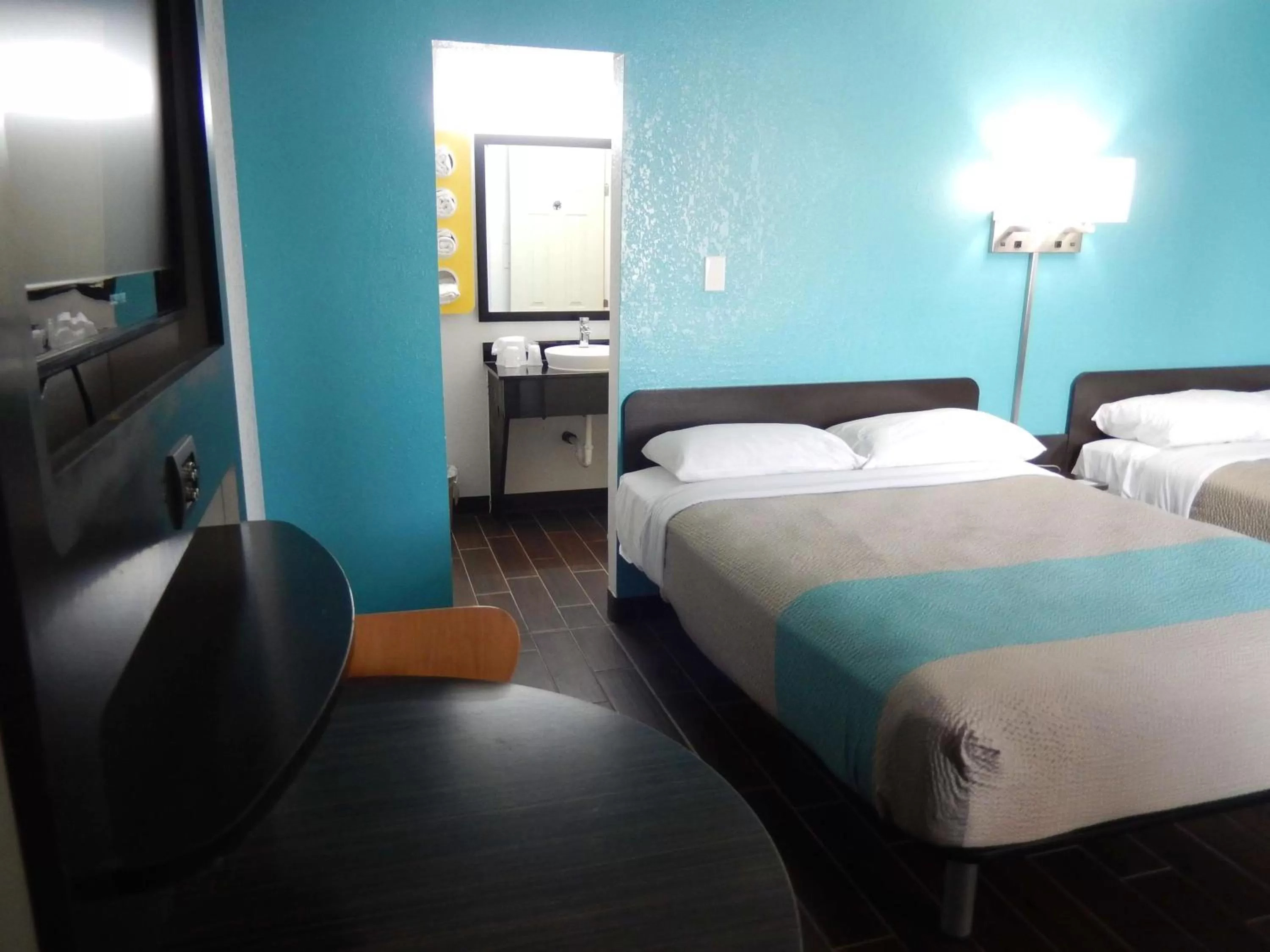 Deluxe Queen Room - Non-Smoking in Motel 6-Portland, TX