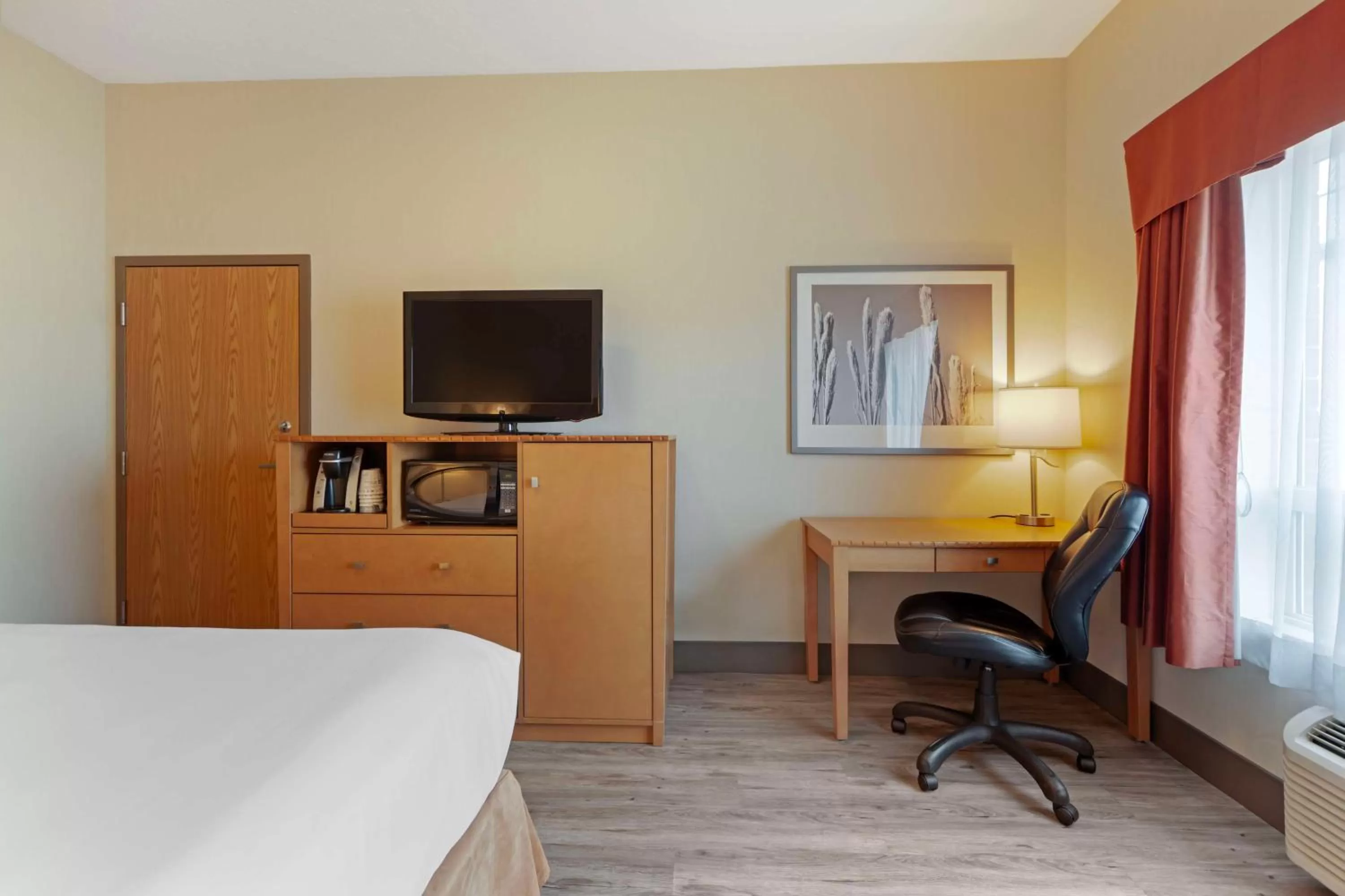 Queen Room with Roll in Shower - Disability Access/Non-Smoking in Best Western Grande Prairie