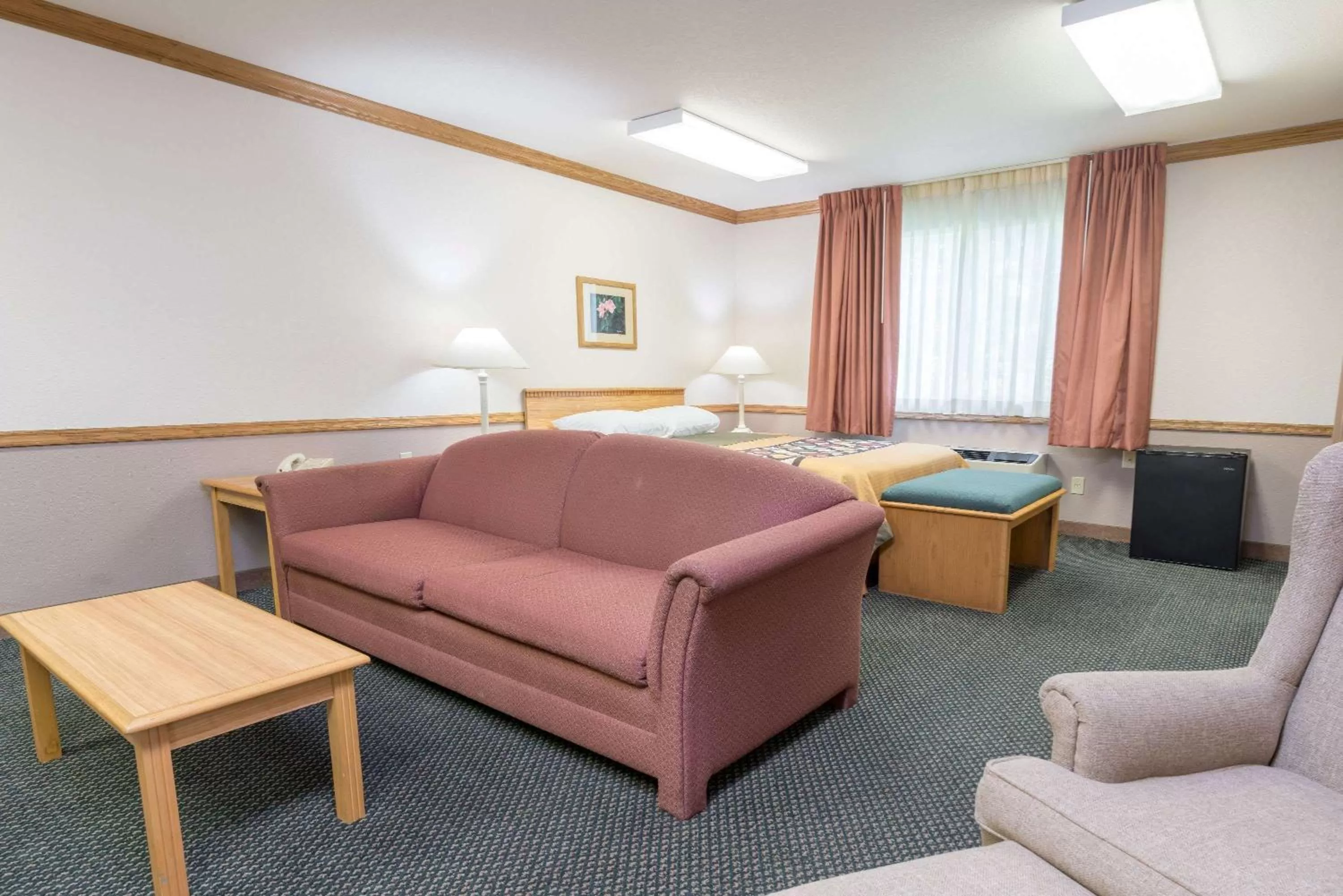 Photo of the whole room, Bed in Super 8 by Wyndham Sheldon
