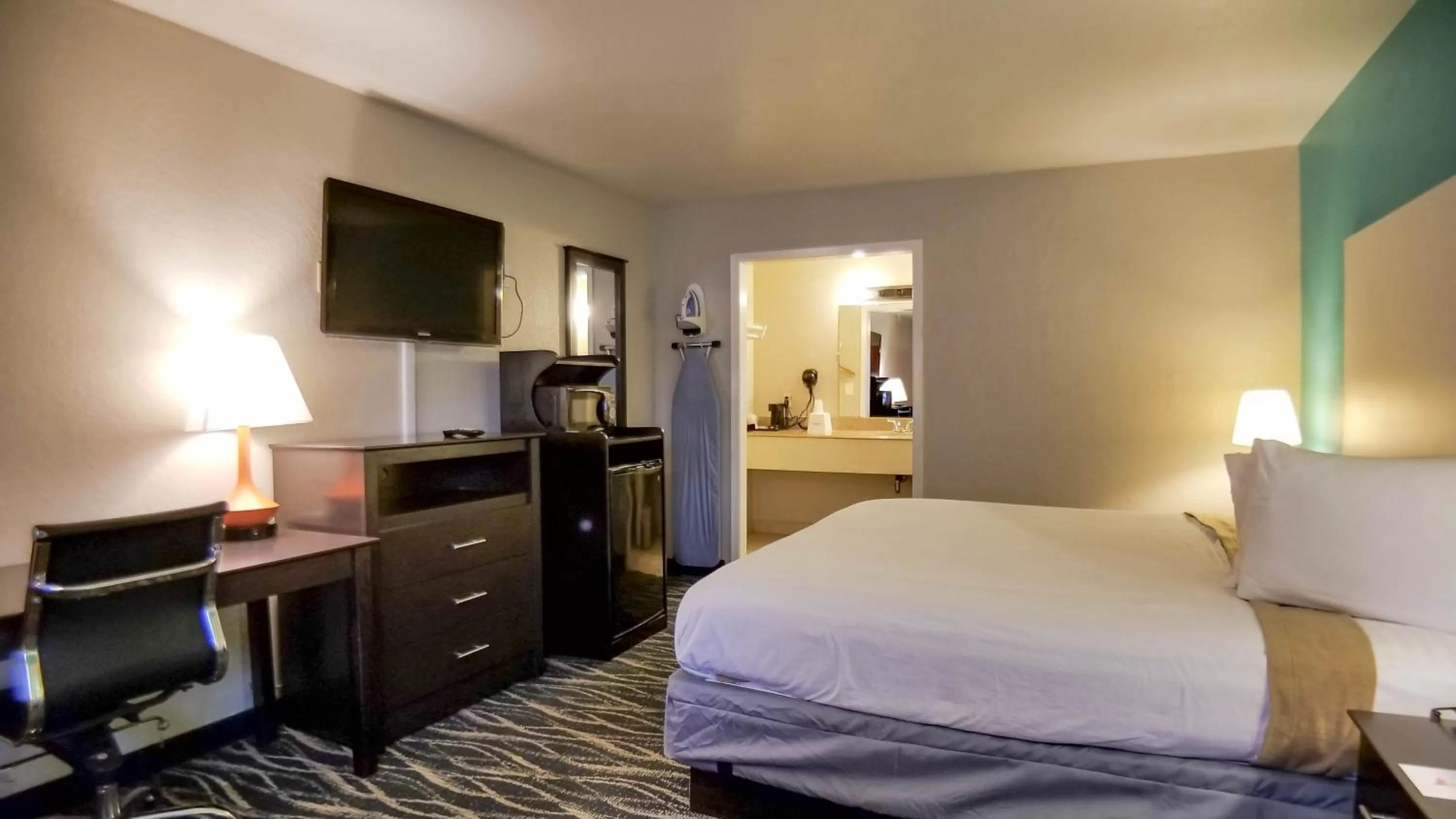 King Room - Smoking  in Howard Johnson by Wyndham Houston Hobby Airport