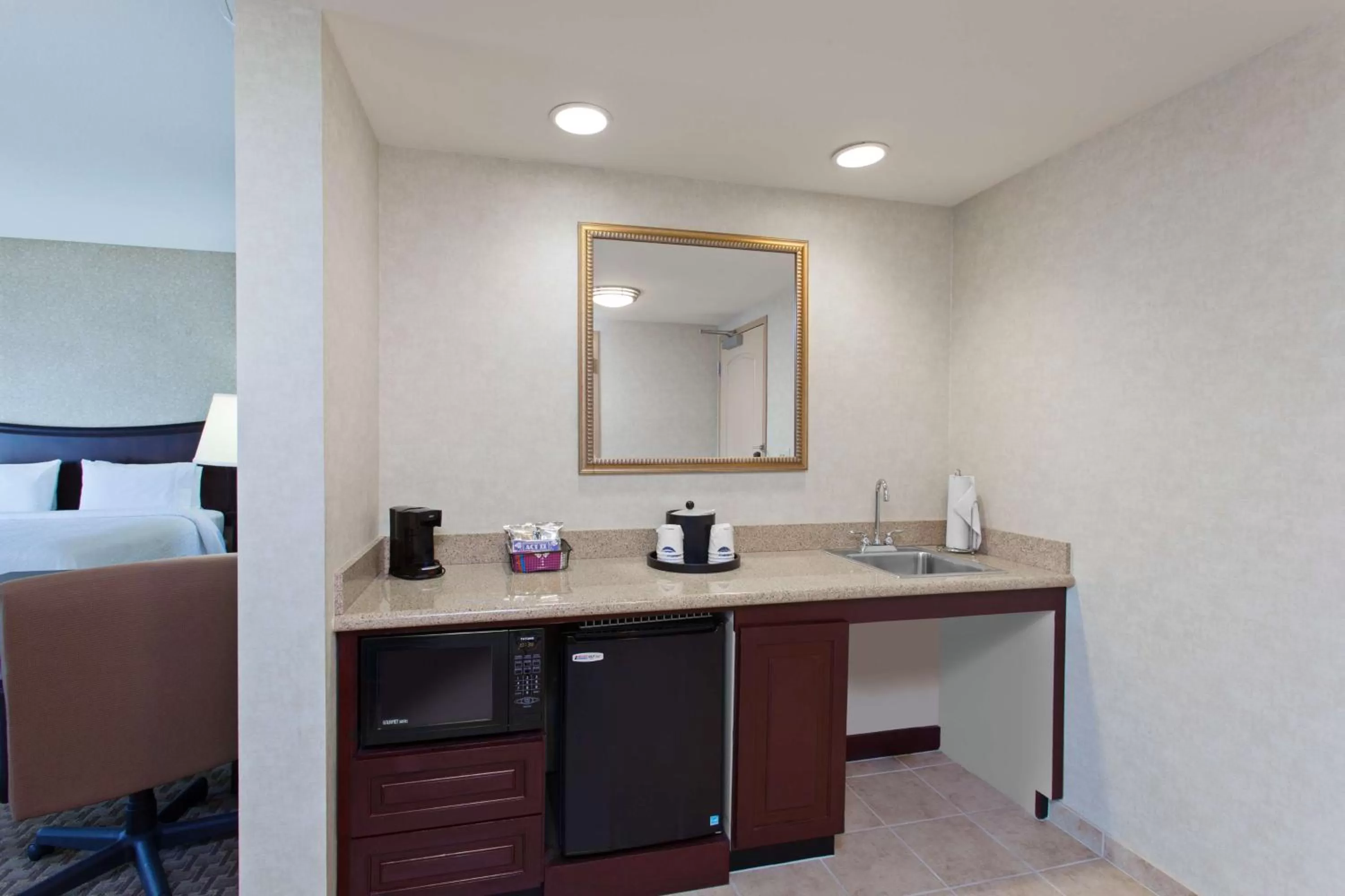 King Room with Accessible Tub - Mobility and Hearing Access/Non-Smoking in Hampton Inn & Suites Oakland Airport-Alameda
