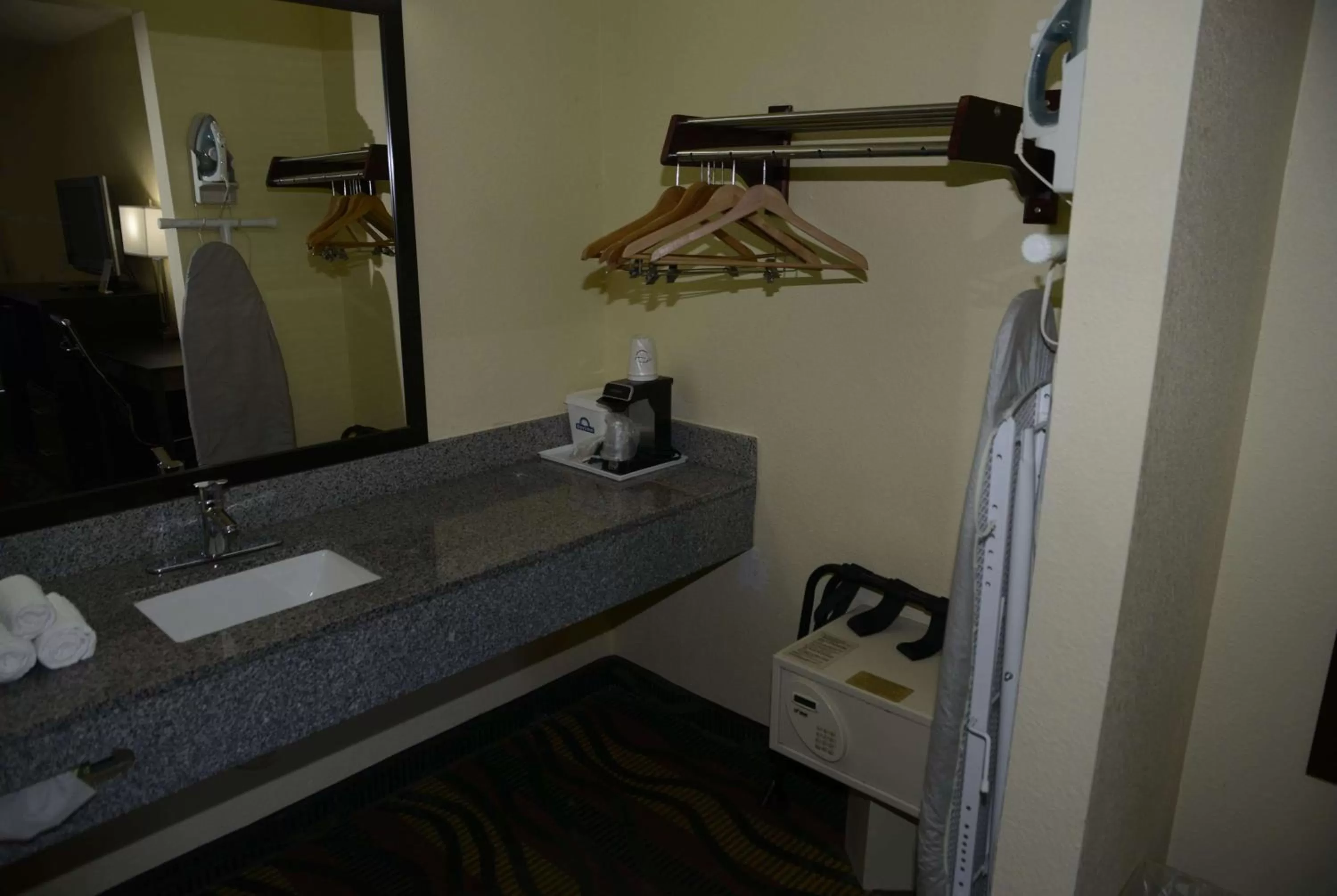 King Room with Bath Tub - Mobility Accessible/Dog Friendly - Non-Smoking in Days Inn by Wyndham Kodak/Sevierville Intrstate SmokeyMntns