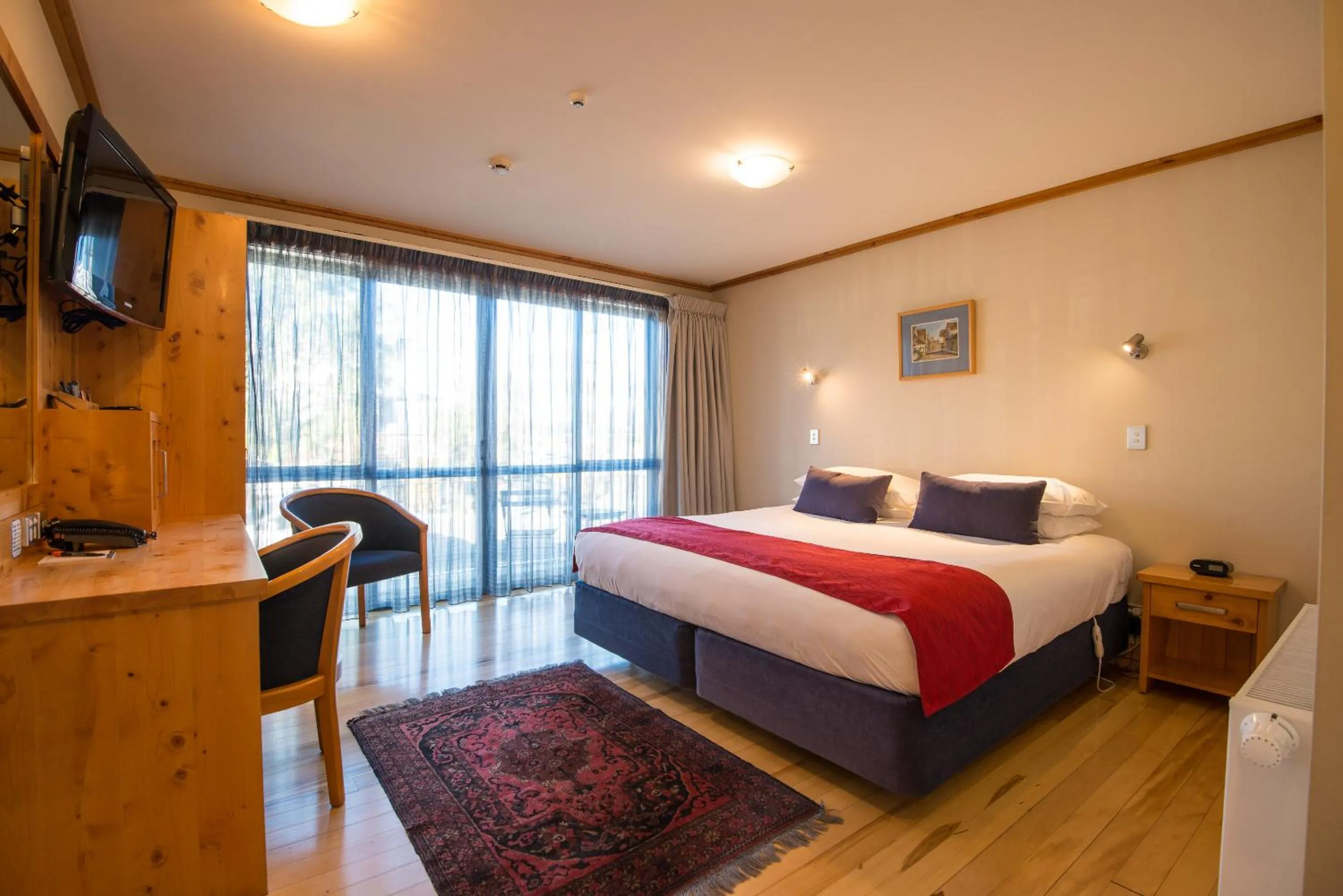 Deluxe King Room in Coronation Lodge