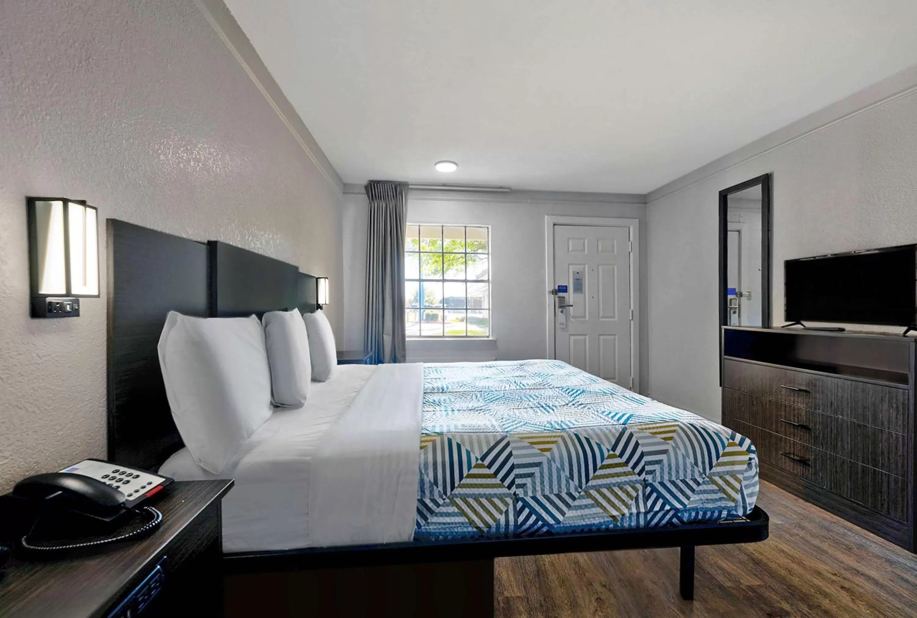 Deluxe King Suite - single occupancy - Non-Smoking in Studio 6-Denton, TX - UNT