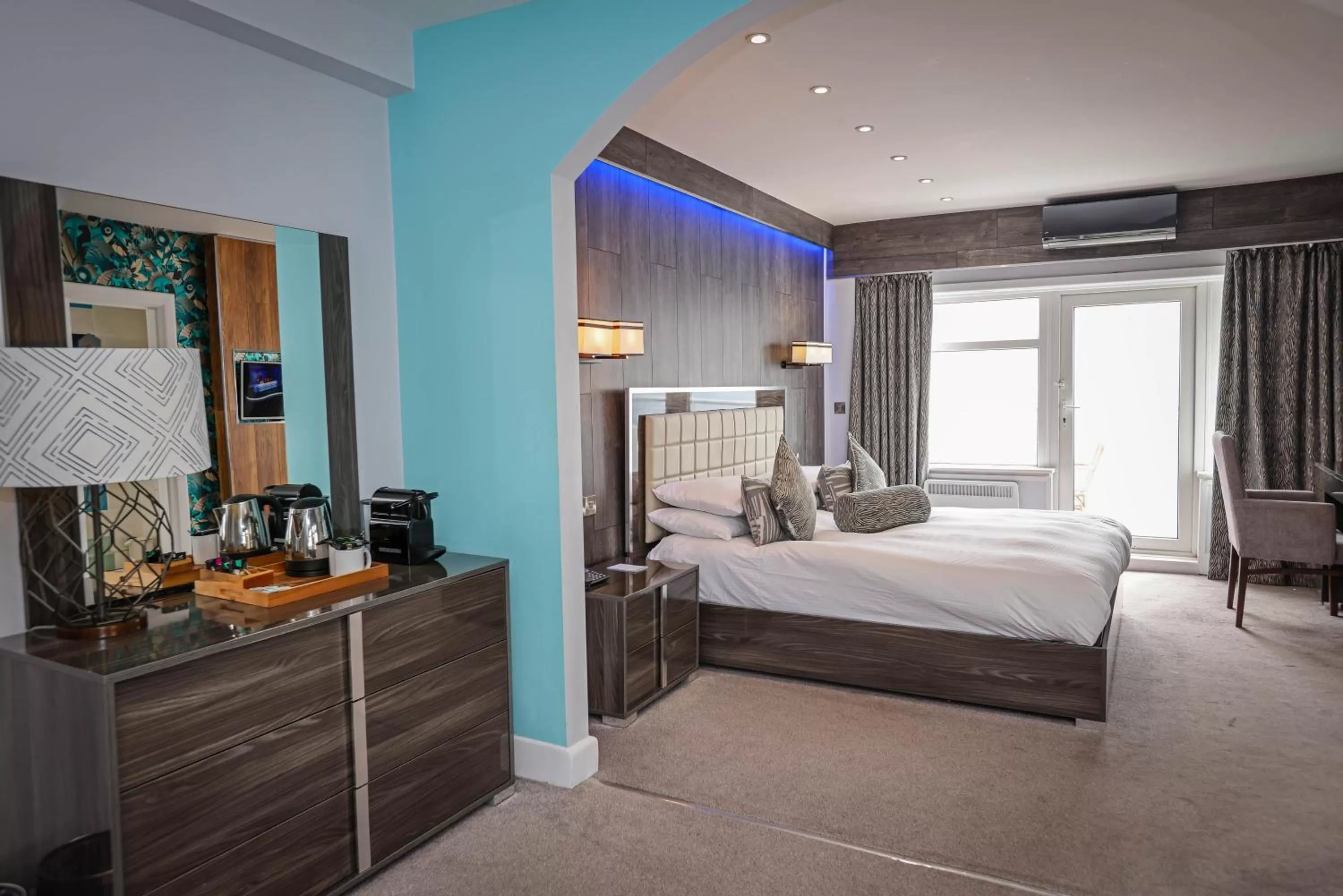 Suite with Balcony & Sea View in Cumberland Hotel - OCEANA COLLECTION