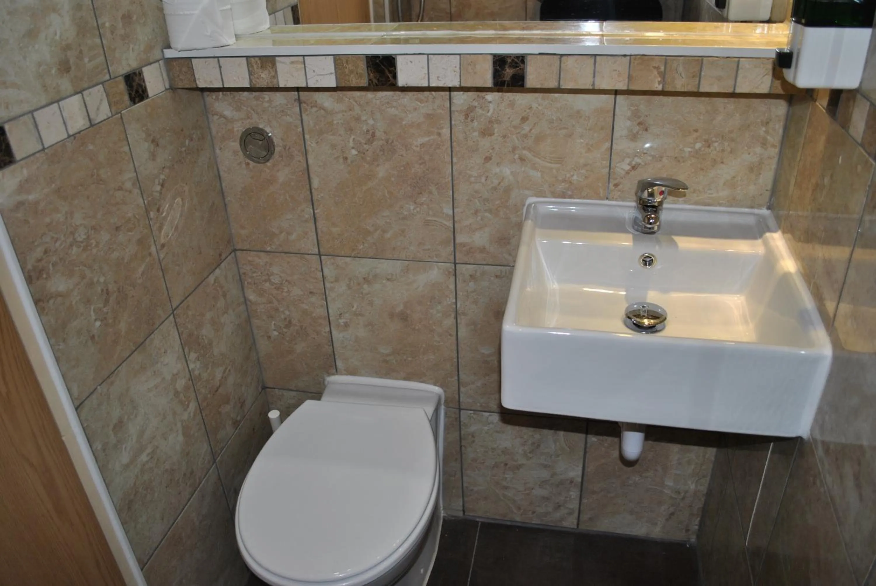 Twin Room with private Toilet and Shower in Carlton Hotel