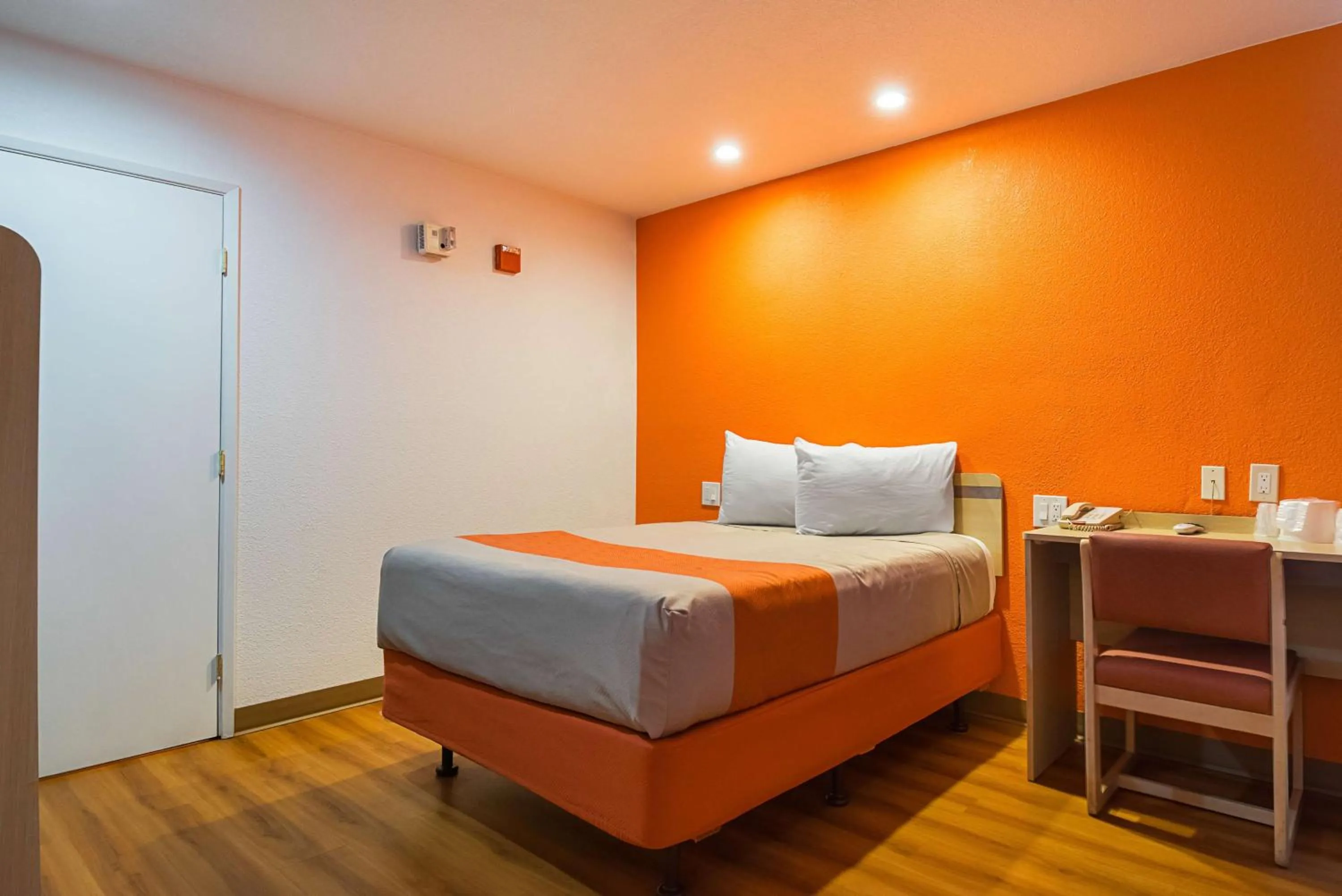 Queen Room - Smoking in Motel 6 Lost Hills / Buttonwillow Racetrack