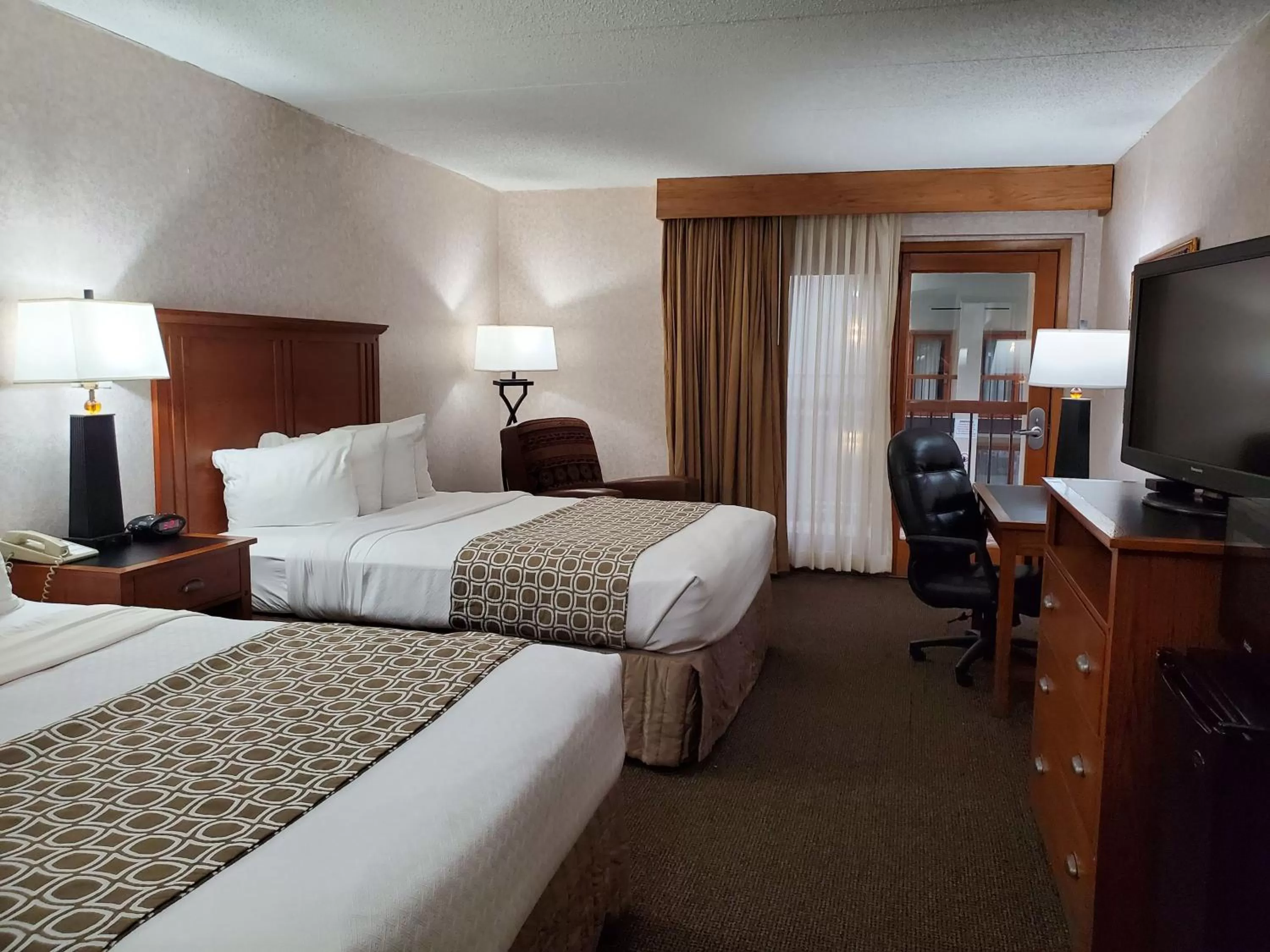 Upper Floor Queen Room - Pool Side in Ramkota Hotel Pierre