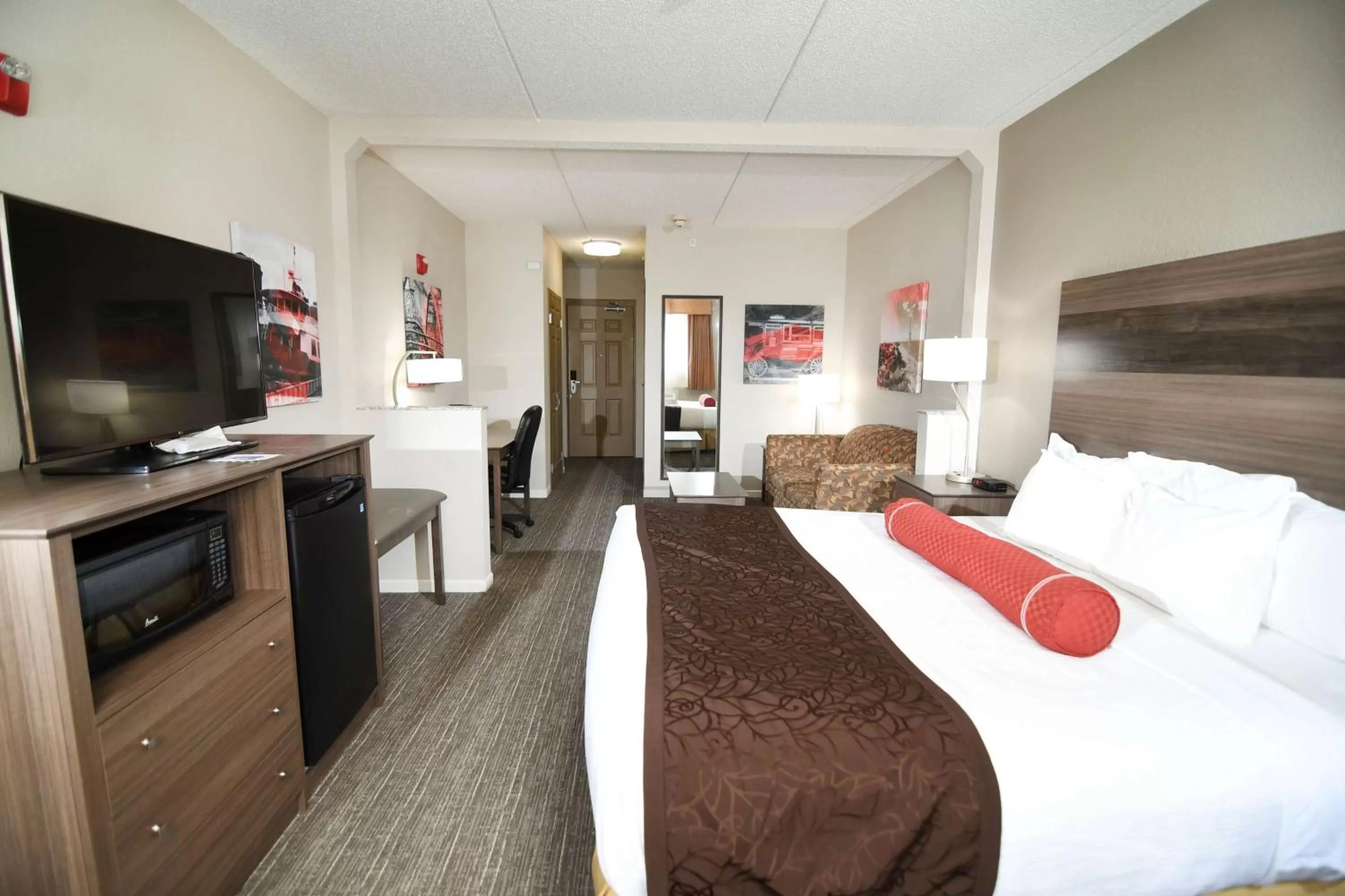 King Suite with Roll-In Shower - Mobility Access/Non-Smoking in Best Western Plus Sandusky Hotel & Suites