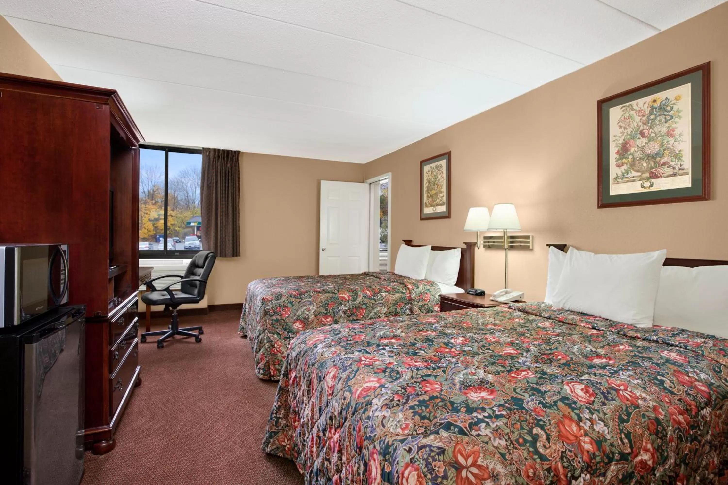 One-Bedroom Suite With Two Double Beds - Smoking in Days Inn by Wyndham Hagerstown