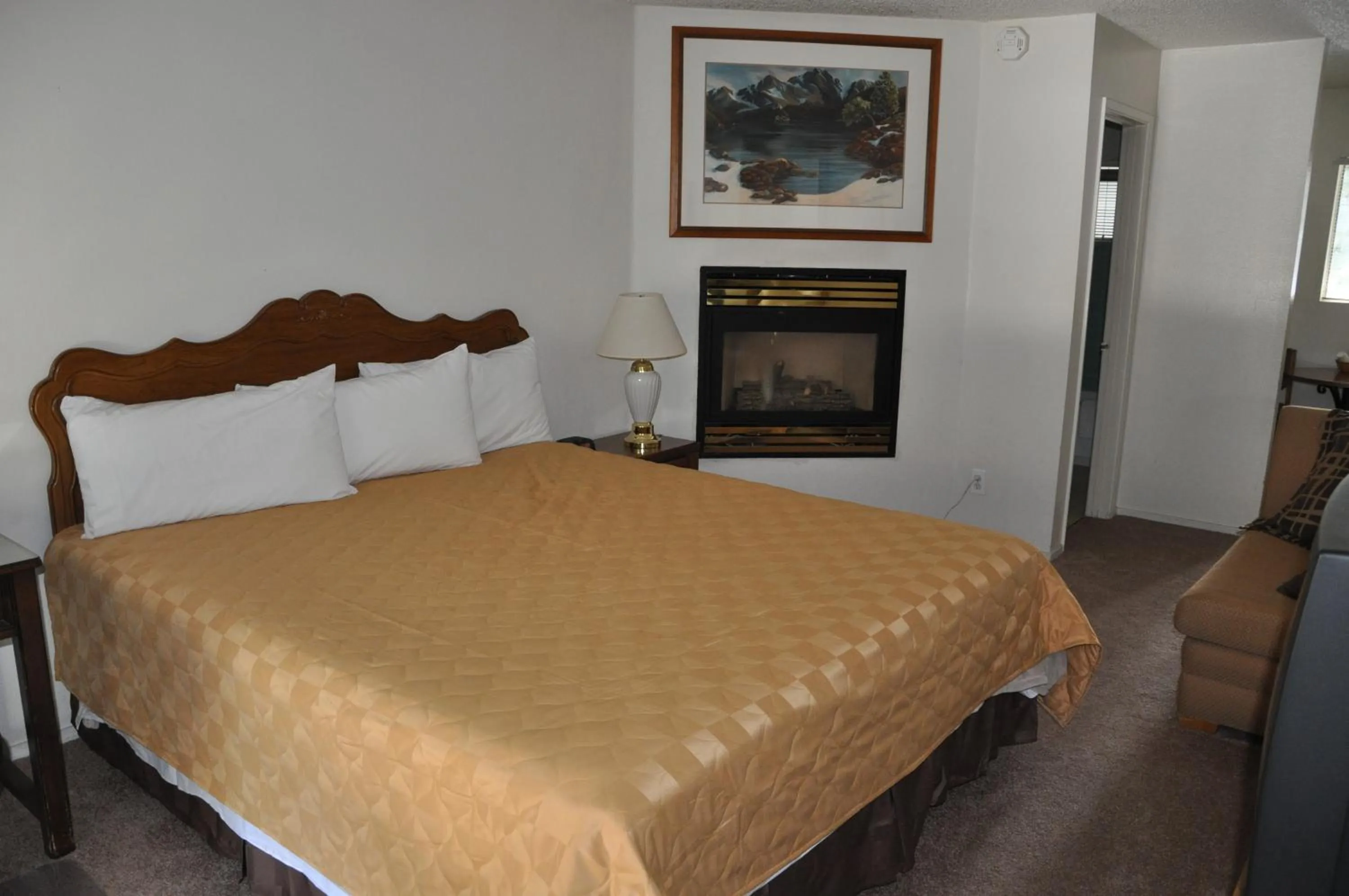 King Room with Fireplace in Cedar Inn & Suites
