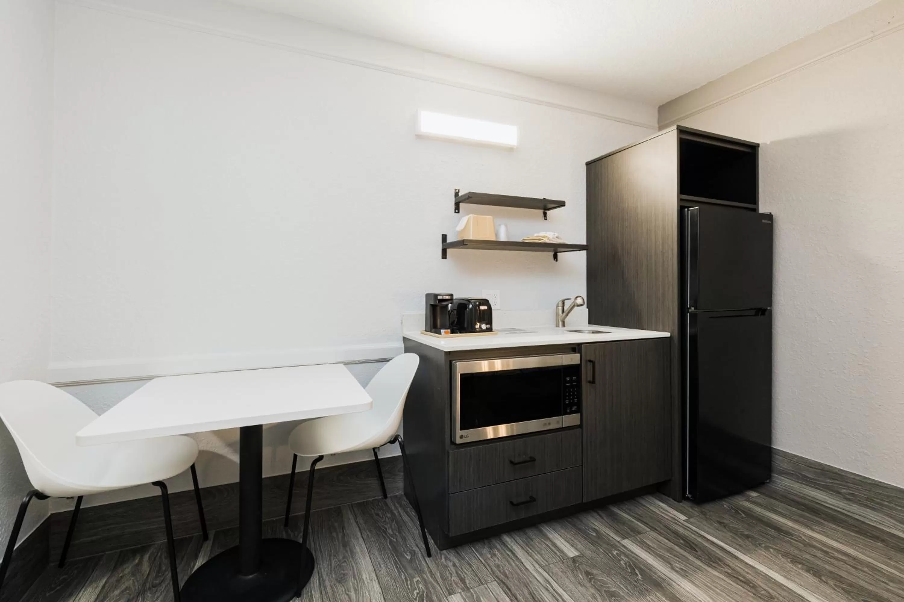 Deluxe Quadruple Room - Non-Smoking in Studio 6 Baytown, Tx - Garth Road