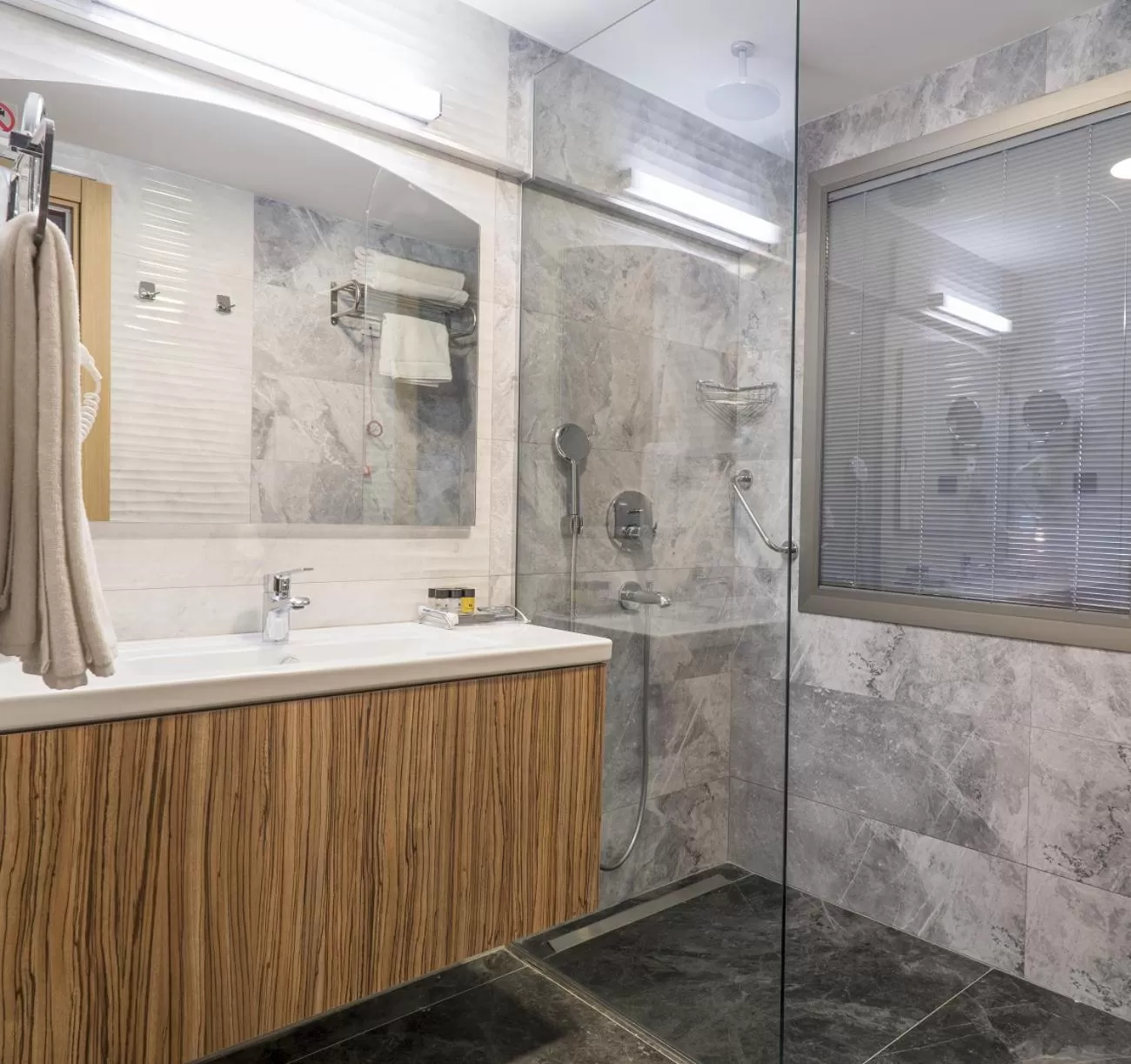 Standard Twin Room in Greymark Hotel