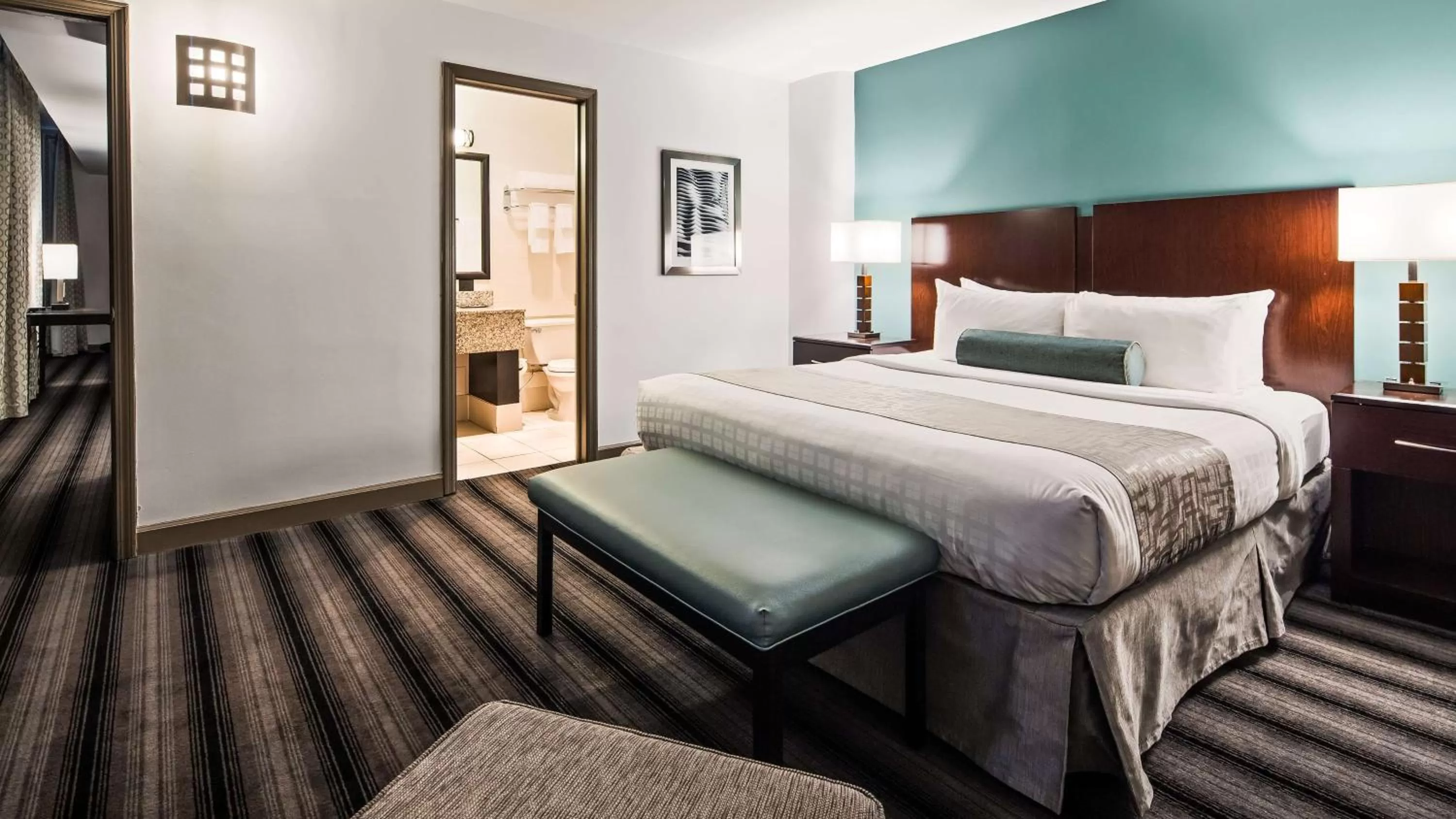 Deluxe King Suite in Best Western Chicago Downtown-River North