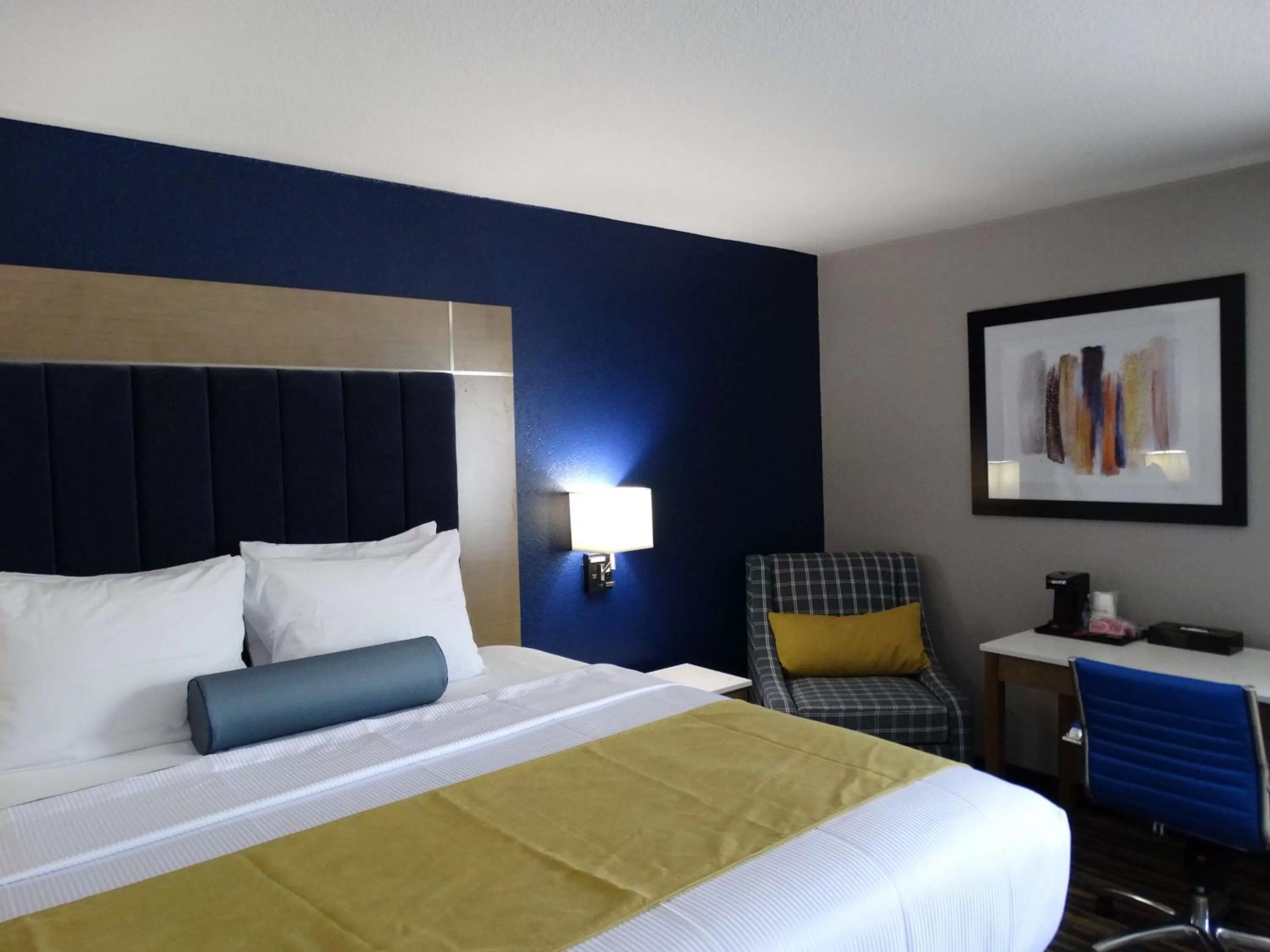 King Suite with Balcony in Best Western DeWitt