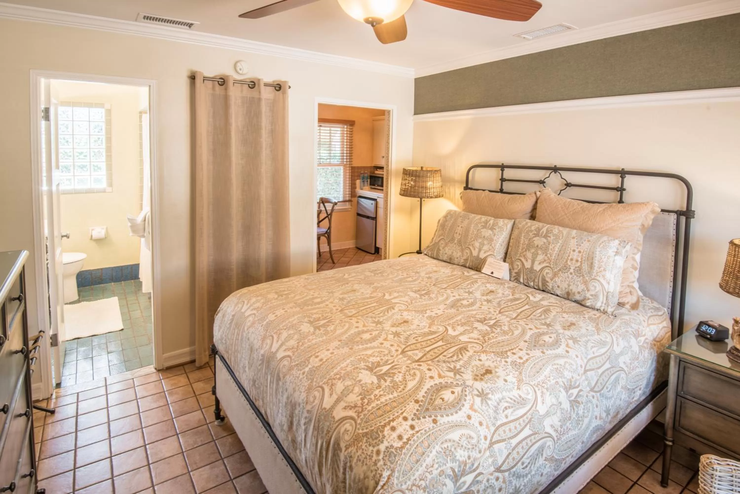 Standard Queen Room with Kitchen - Nine in Harbor House Inn