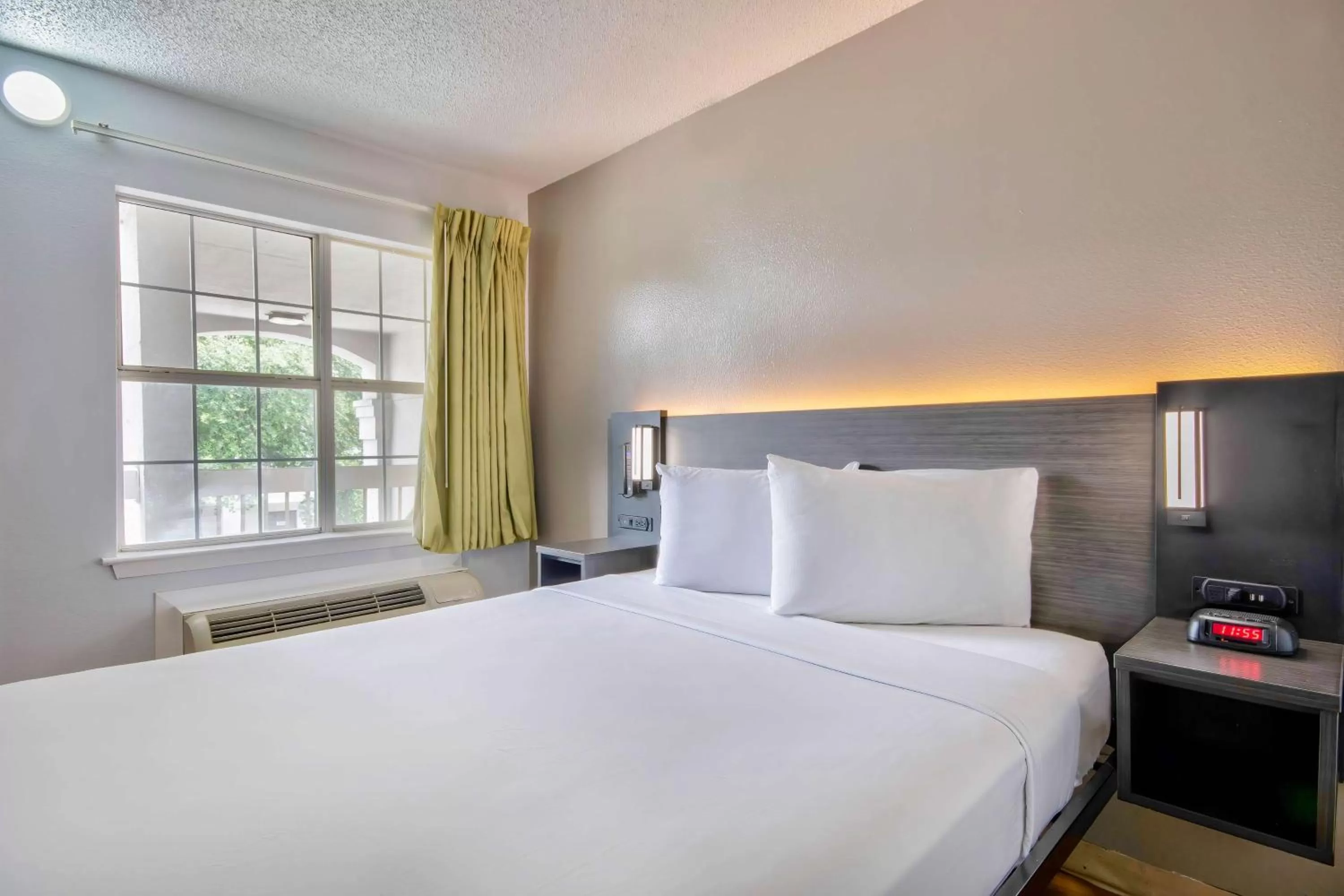 Queen Room - Non-Smoking in Studio 6-San Antonio, TX - Six Flags