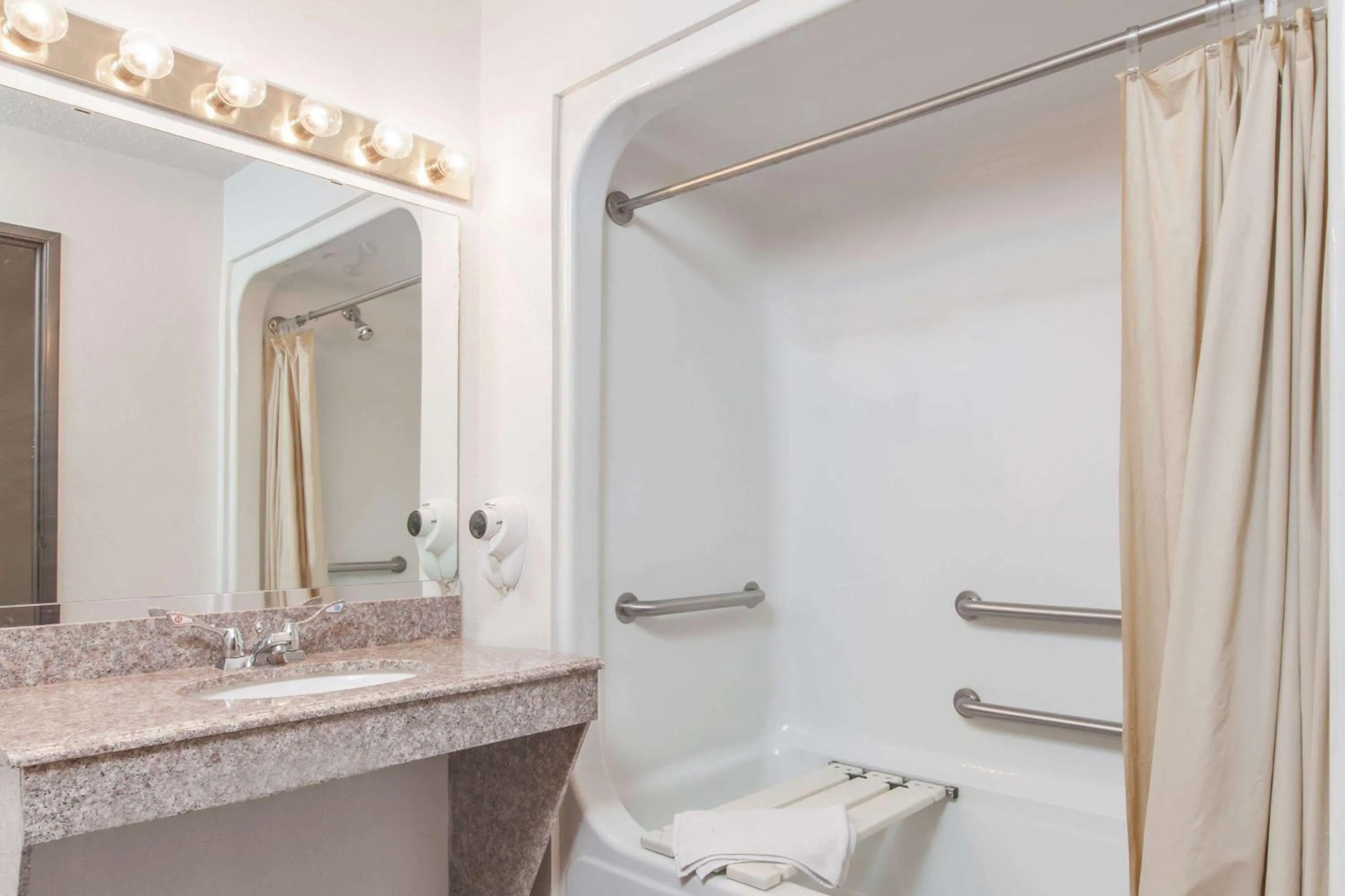 1 Queen Bed Mobility Accessible Room Non-Smoking in Super 8 by Wyndham Cleveland TX