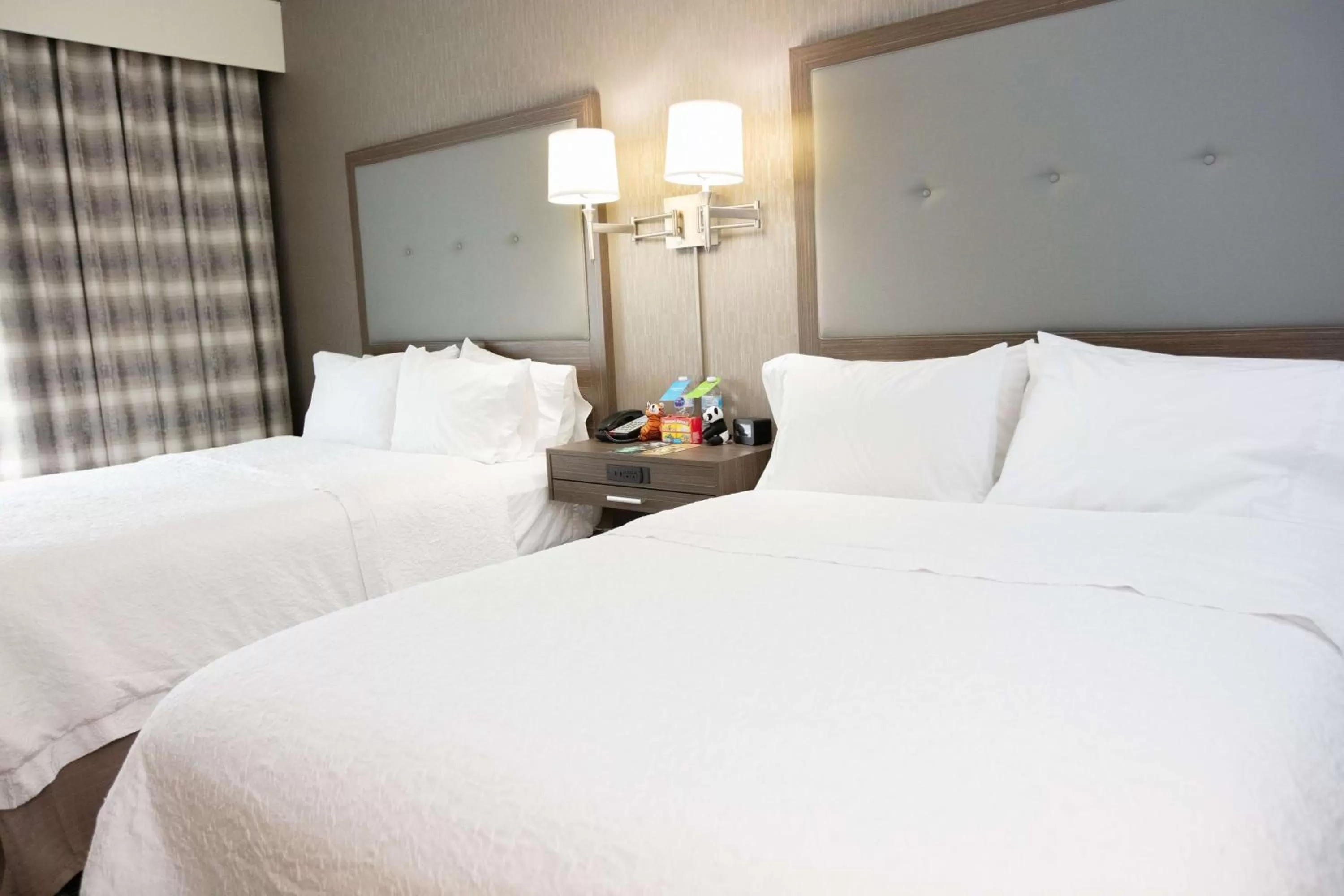 Queen Room with Two Queen Beds - Hearing Access/Non-Smoking in Hampton Inn Toledo Oregon