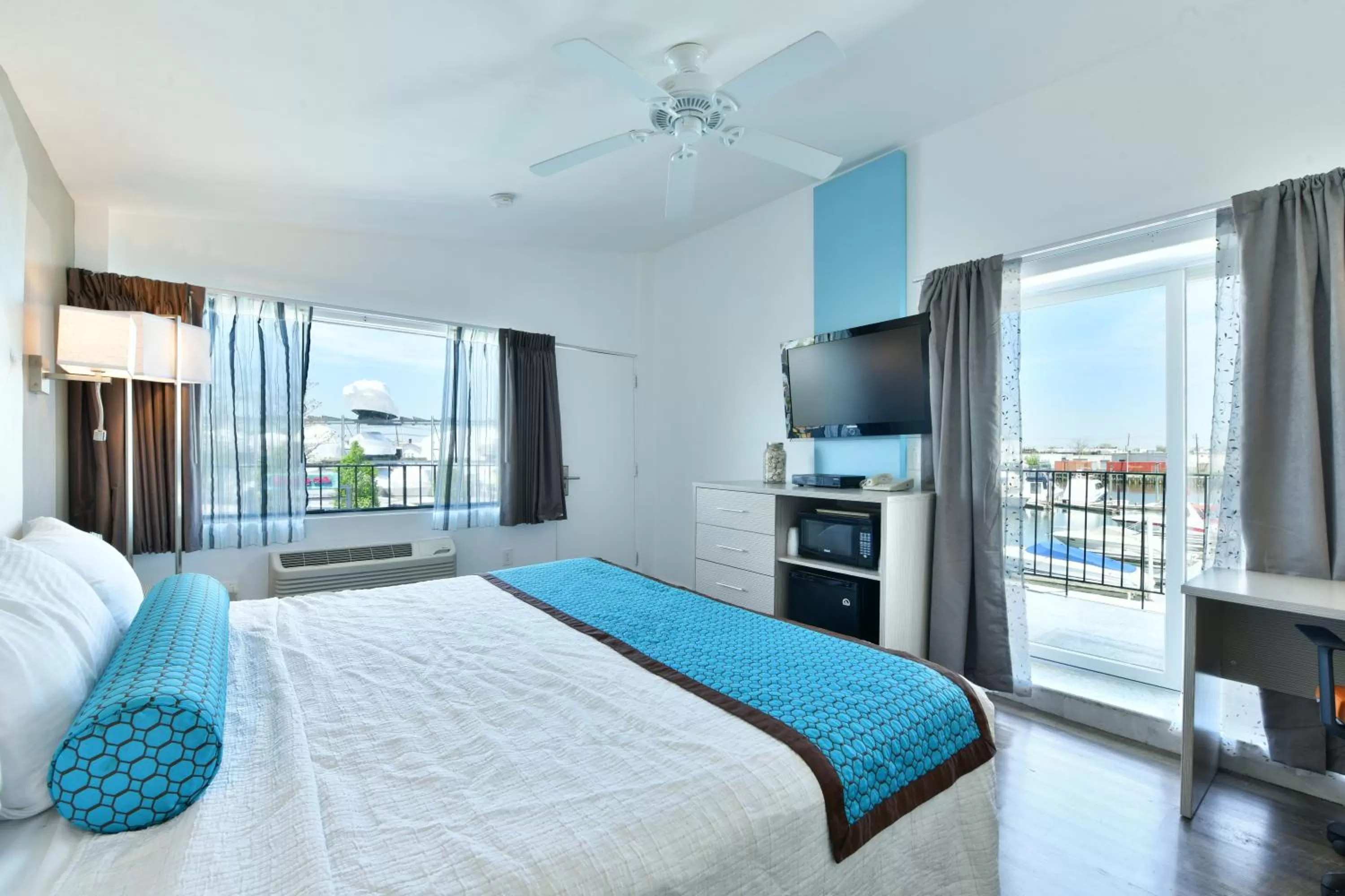 King Room with Sea View in The Freeport Inn and Marina