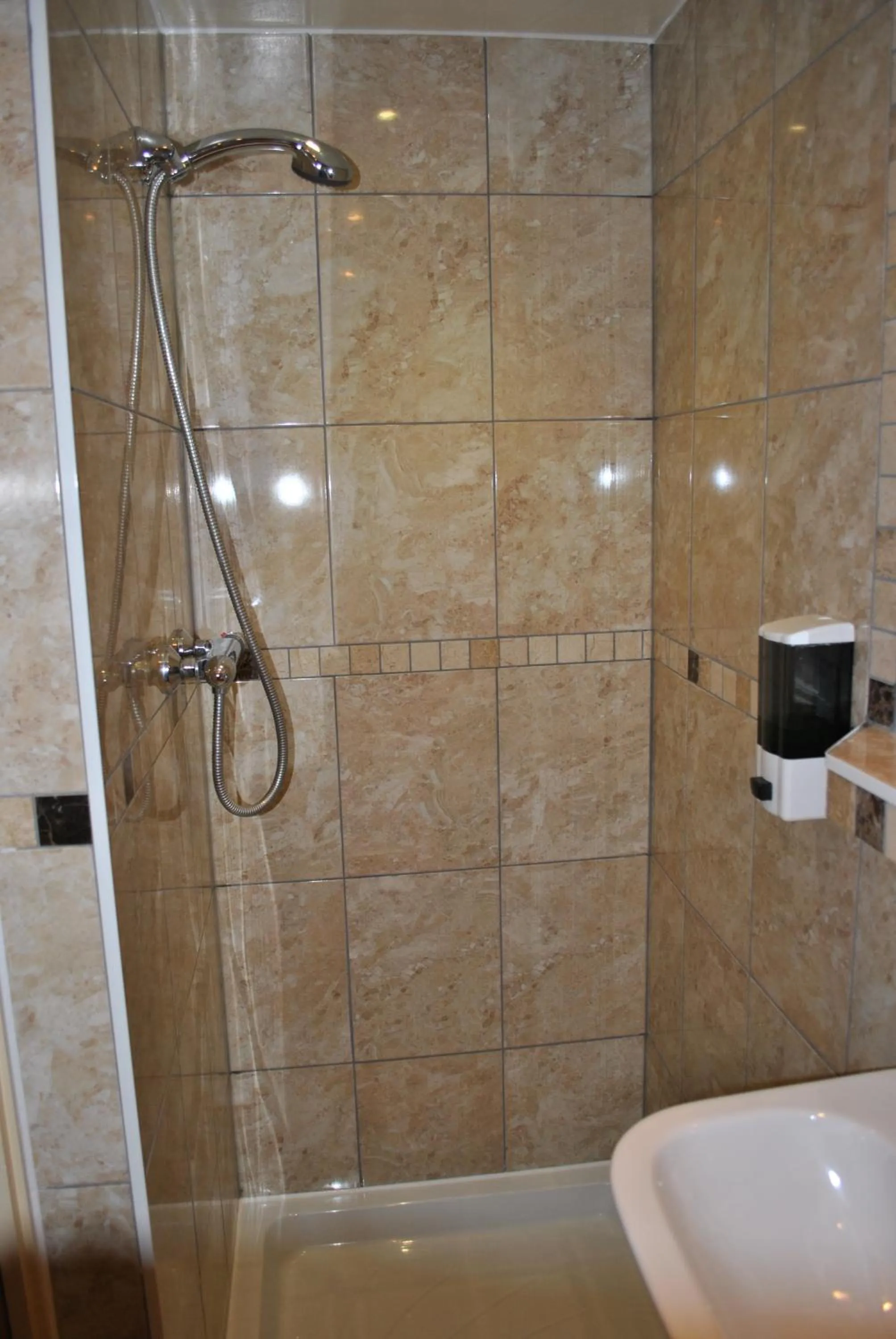 Single Room with private toilet and shower in Carlton Hotel