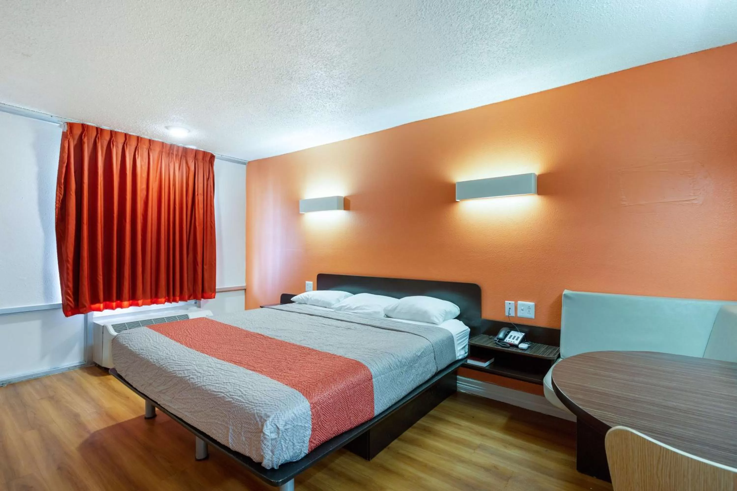 Deluxe King Room - Non-Smoking in Motel 6-Houston, TX - East