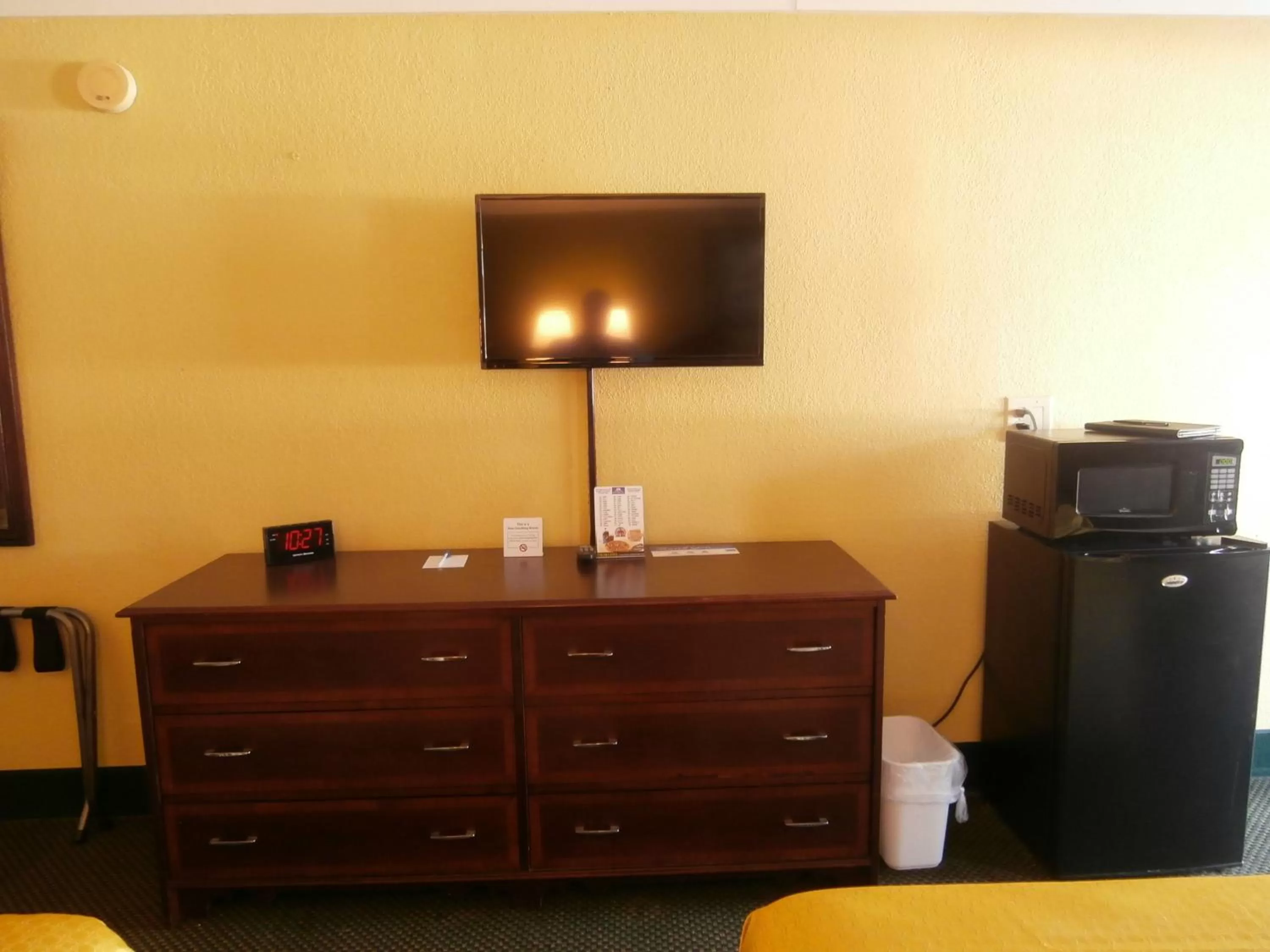 Queen Room with Two Queen Beds - Non-Smoking in America's Best Value Inn Conyers