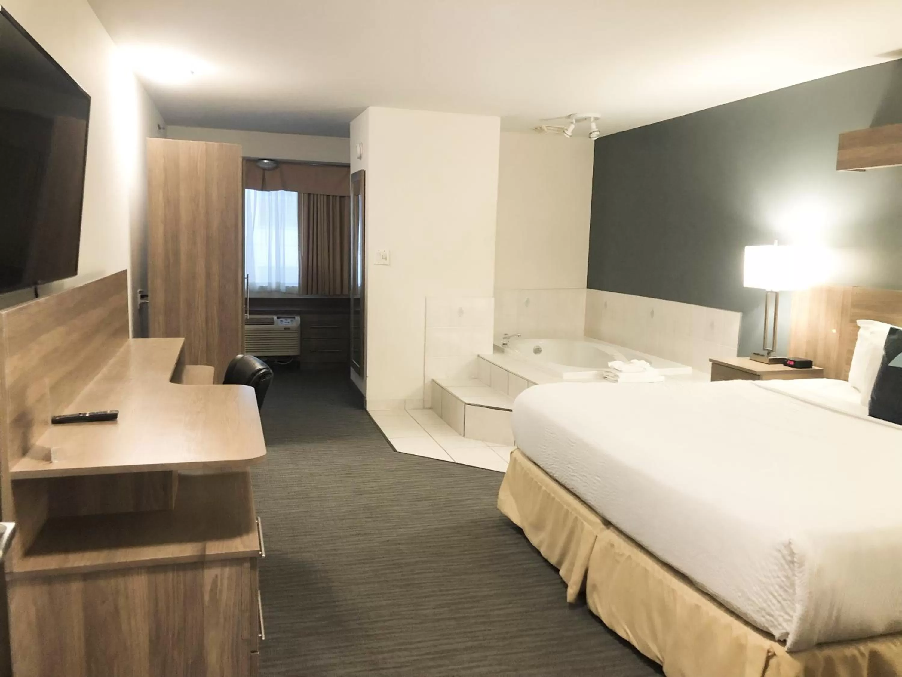 King Room with Jacuzzi Tub in Days Inn by Wyndham Niagara Falls Centre St By the Falls