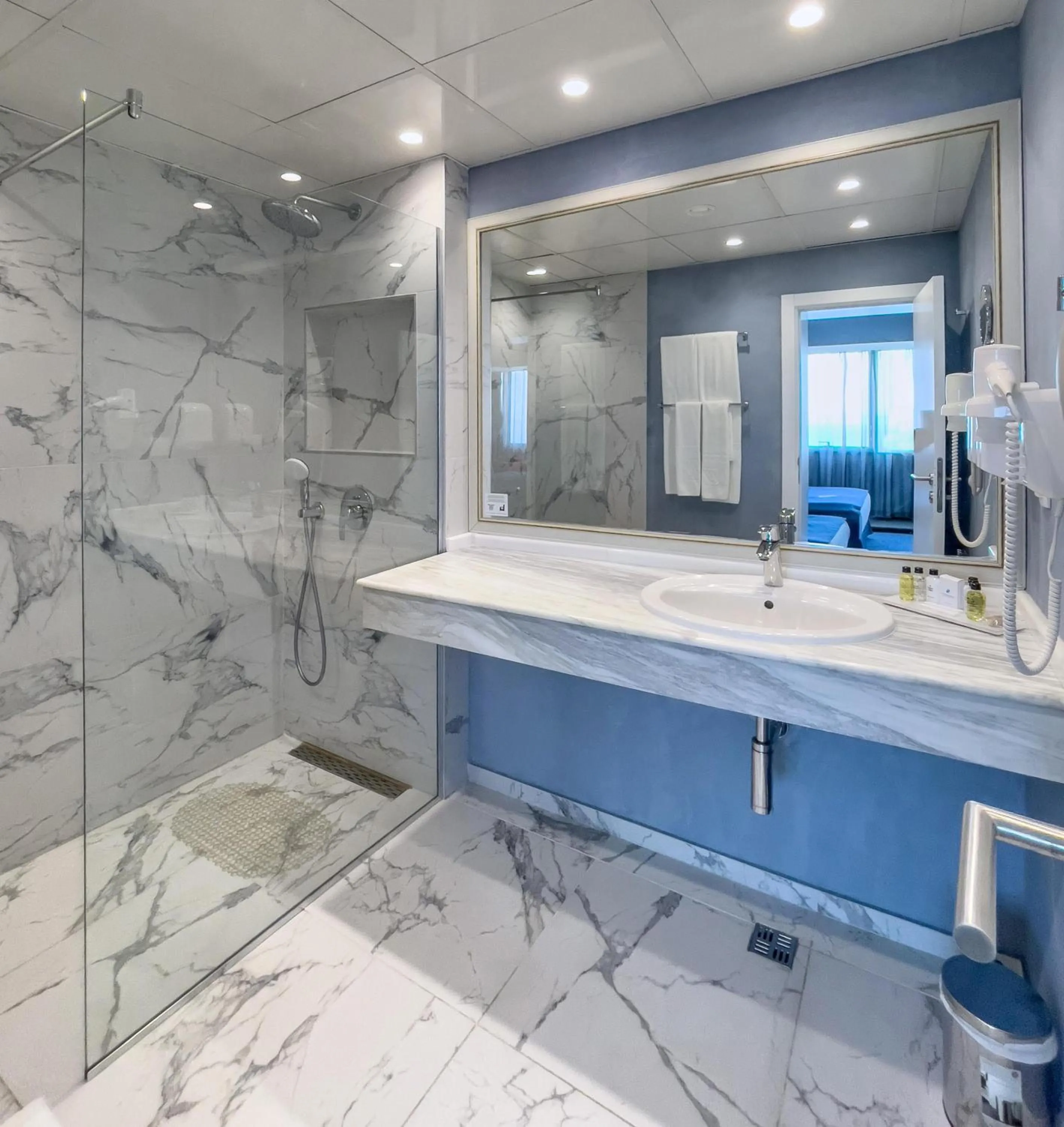 Deluxe Double or Twin Room with Sea View - single occupancy - Wellness package in International Hotel Casino & Tower Suites